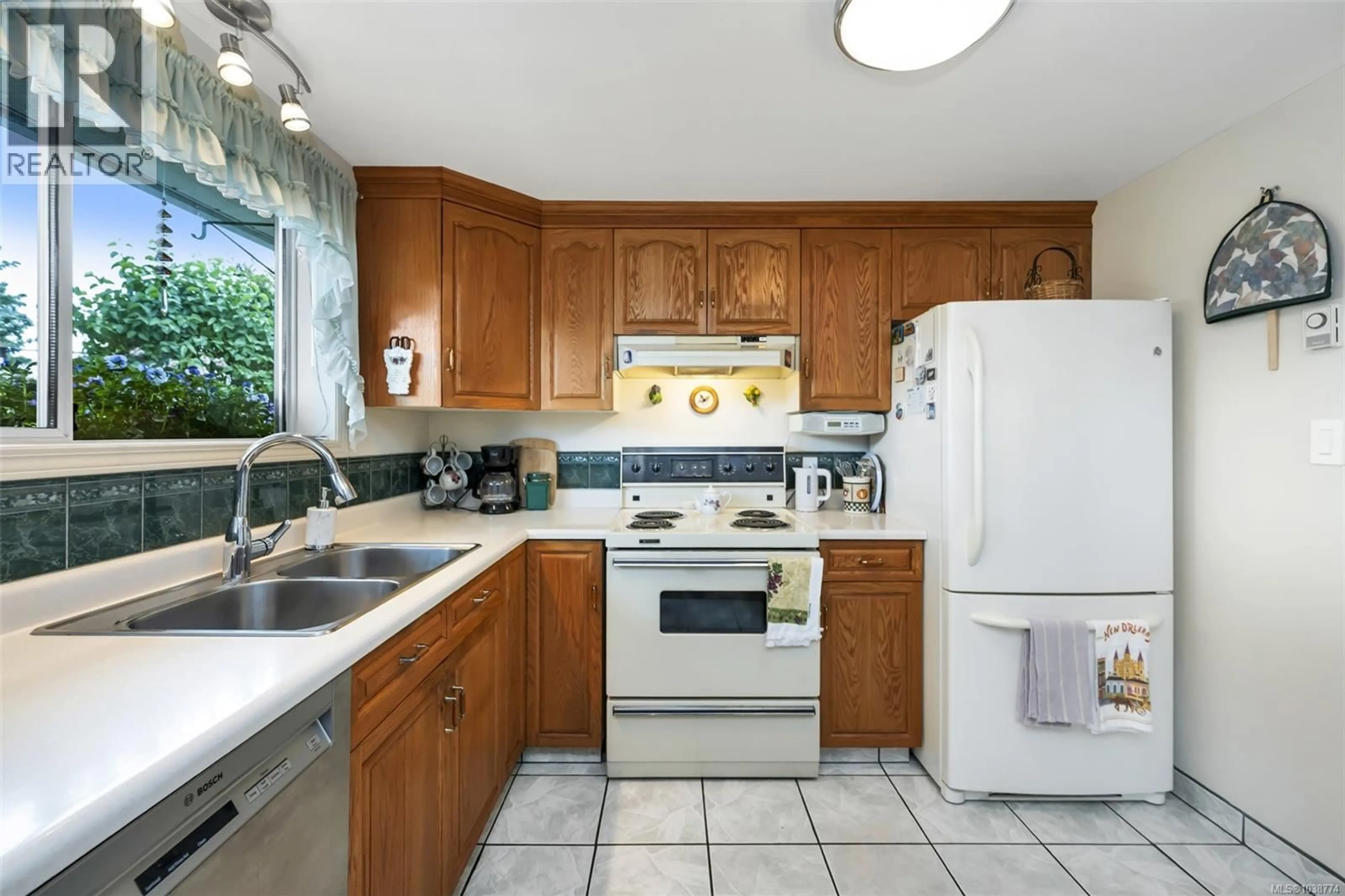 Unknown for 1 - 10001 FIFTH STREET, Sidney British Columbia V8L2X8