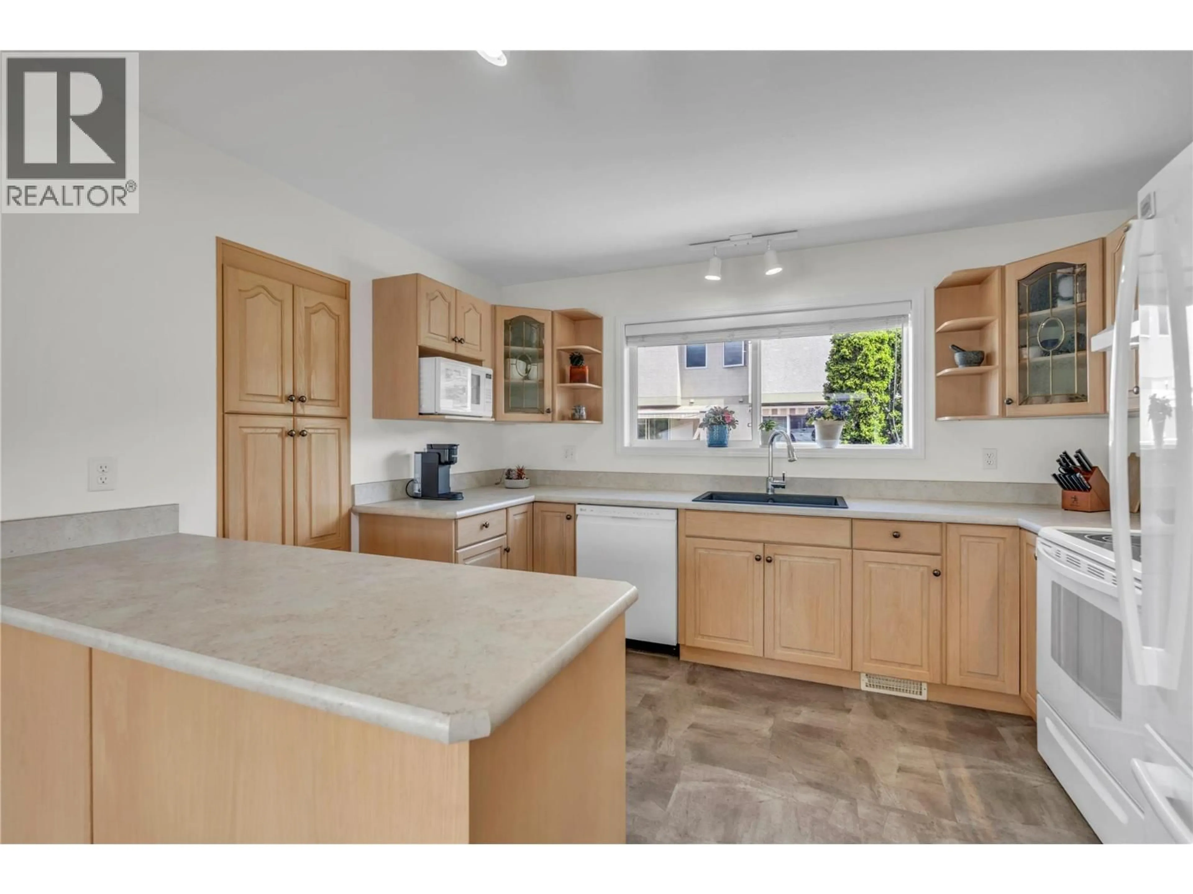Unknown for 103 - 166 GREEN AVENUE WEST, Penticton British Columbia V2A3T1