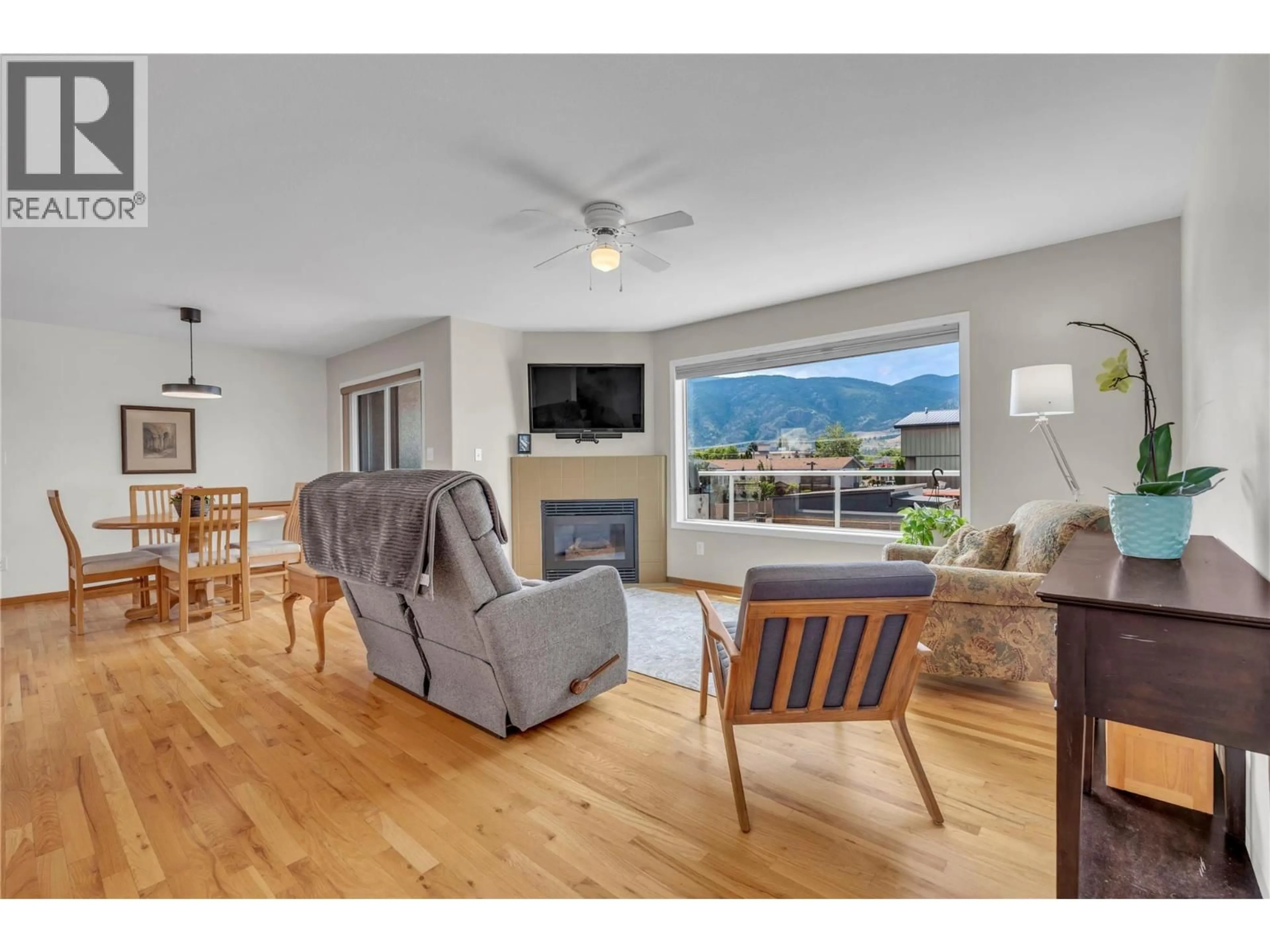 Living room with furniture, wood/laminate floor for 103 - 166 GREEN AVENUE WEST, Penticton British Columbia V2A3T1