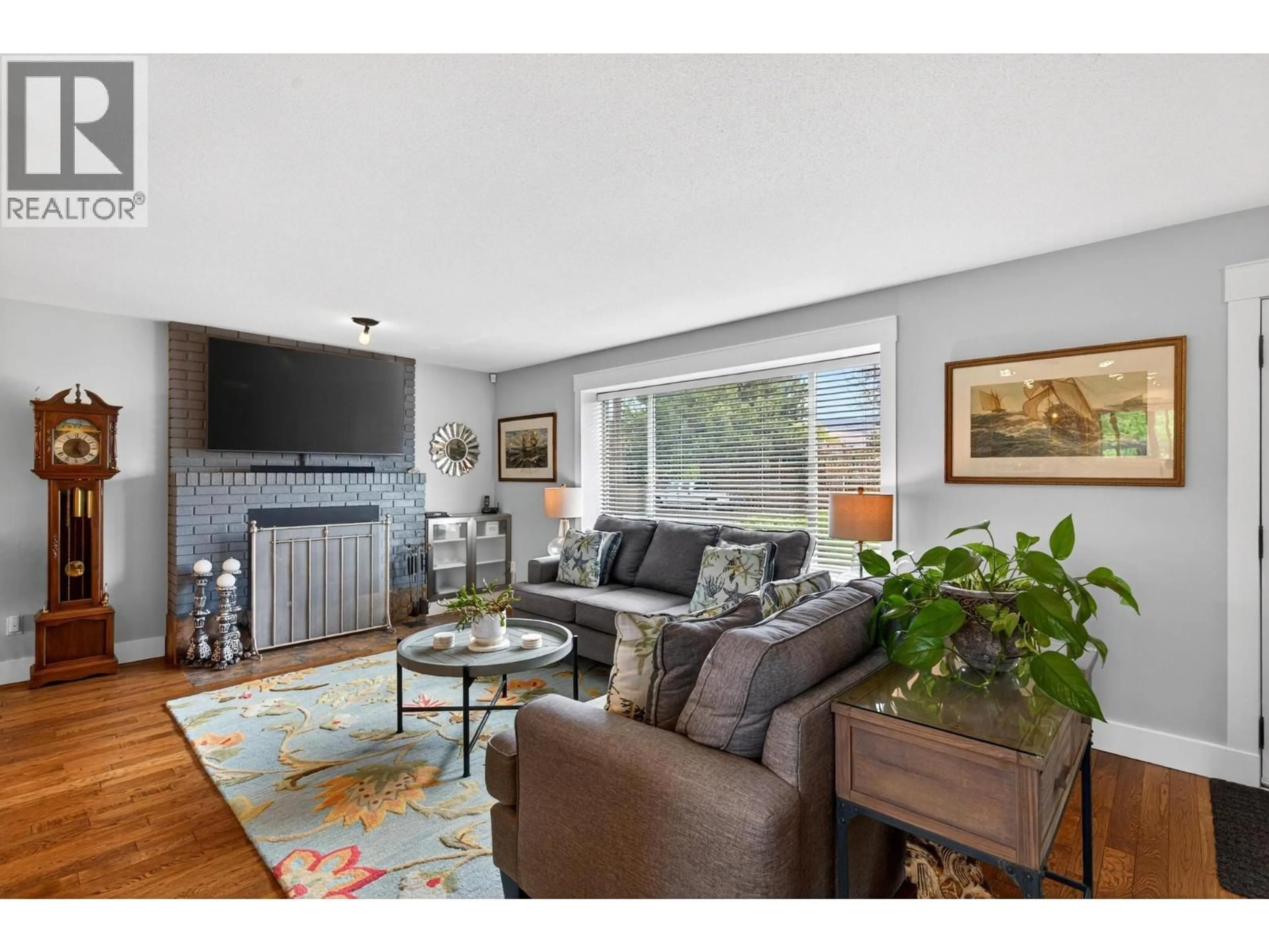 Living room with furniture, wood/laminate floor for 1000 EUCLID ROAD, Kelowna British Columbia V1X3K9