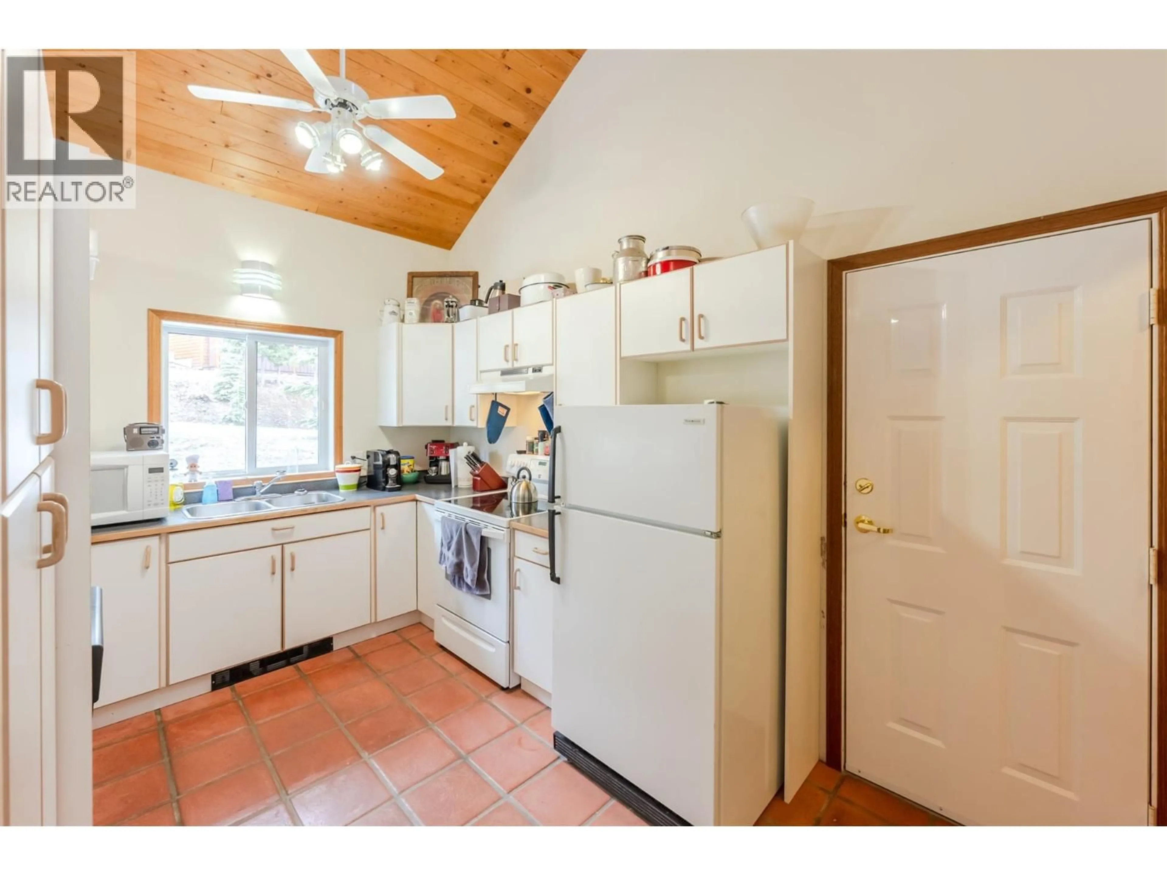 Standard kitchen, ceramic/tile floor for 270 COUGAR ROAD, Oliver British Columbia V0H1T8