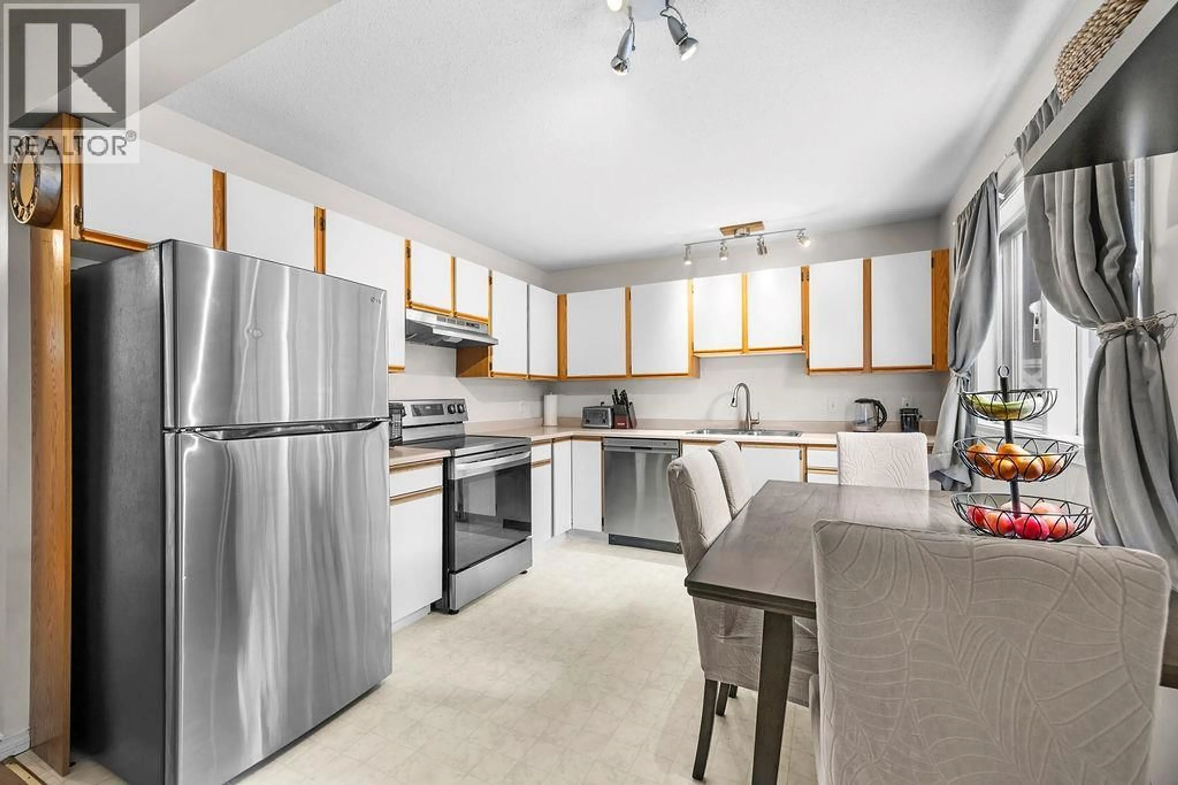 Open concept kitchen, ceramic/tile floor for Unit E - 4008 24 AVENUE, Vernon British Columbia V1T1M2