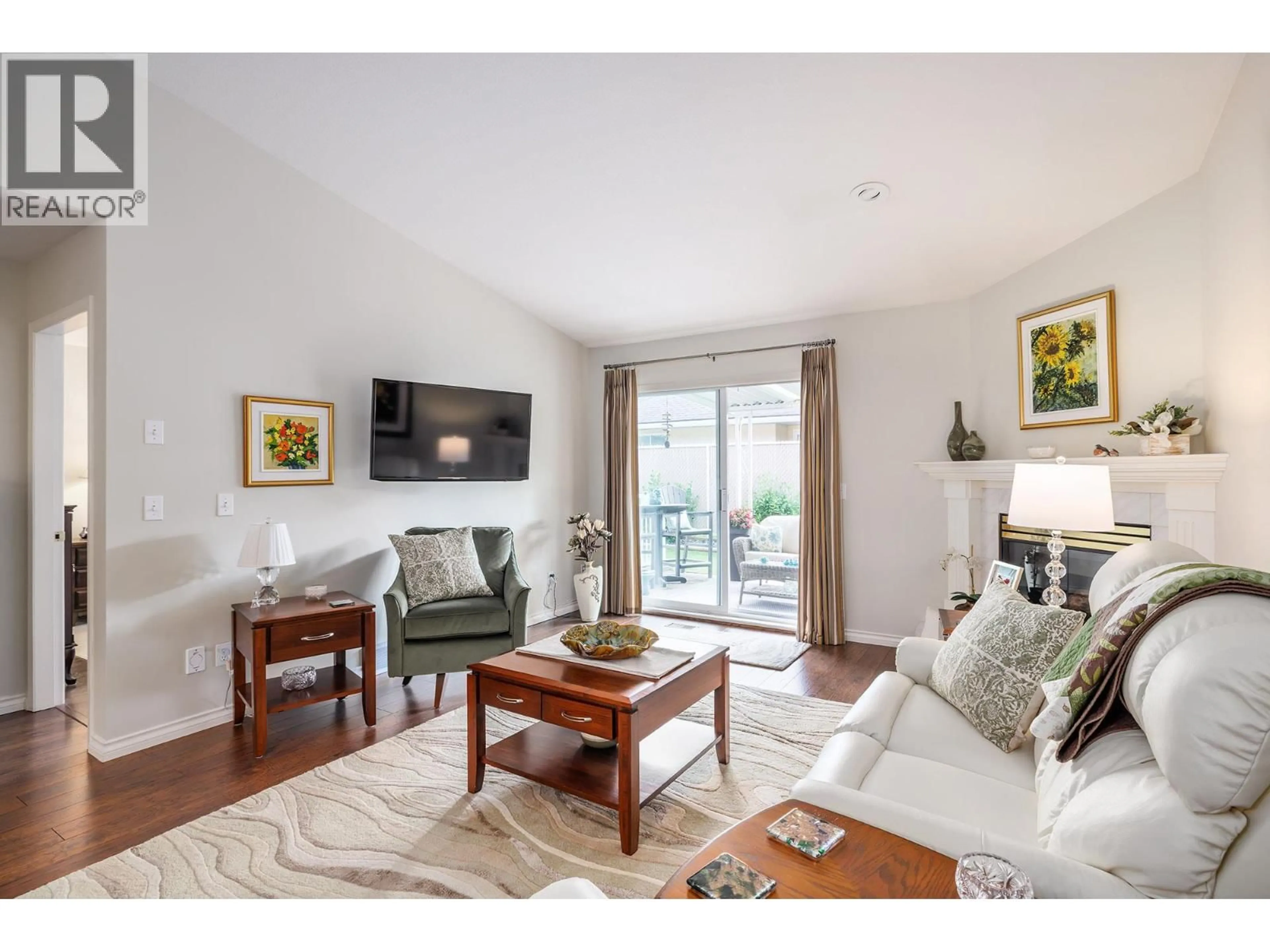 Living room with furniture, wood/laminate floor for 39 - 1874 PARKVIEW CRESCENT, Kelowna British Columbia V1X7G6