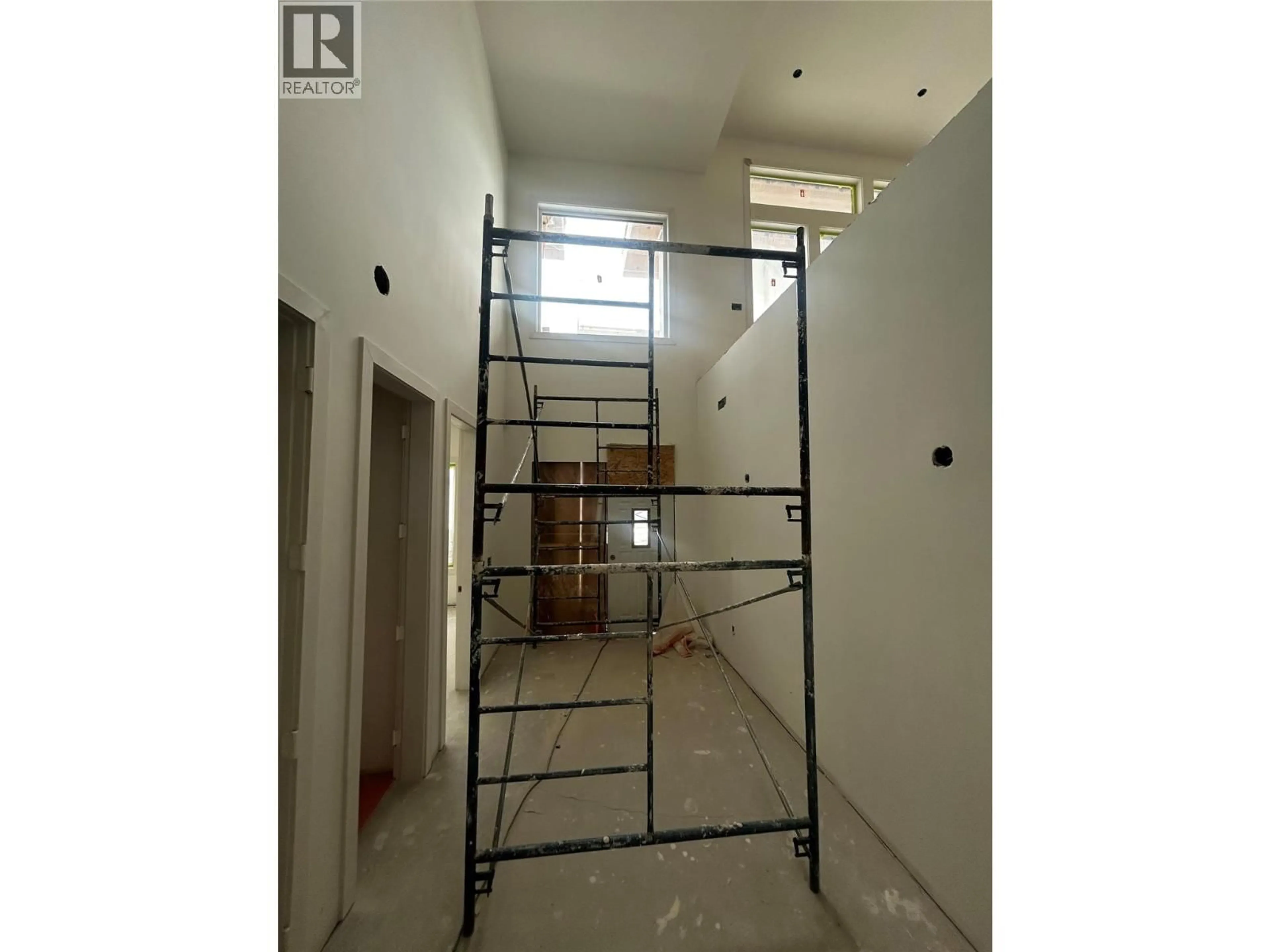 Indoor foyer for 237 TURNBERRY STREET, Kelowna British Columbia V1P0B1