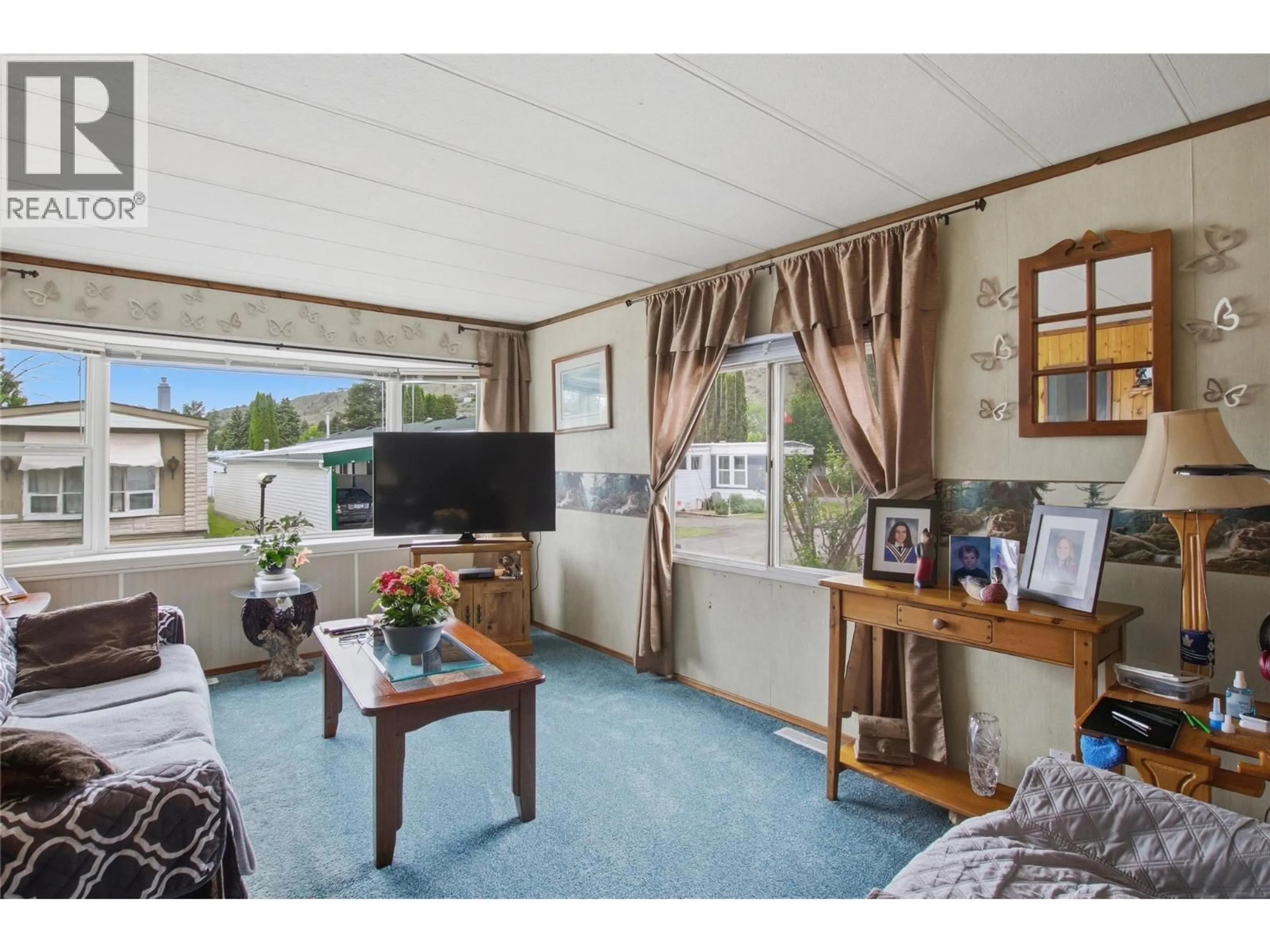 Living room with furniture, wood/laminate floor for 55 - 2400 OAKDALE WAY, Kamloops British Columbia V2B6W7