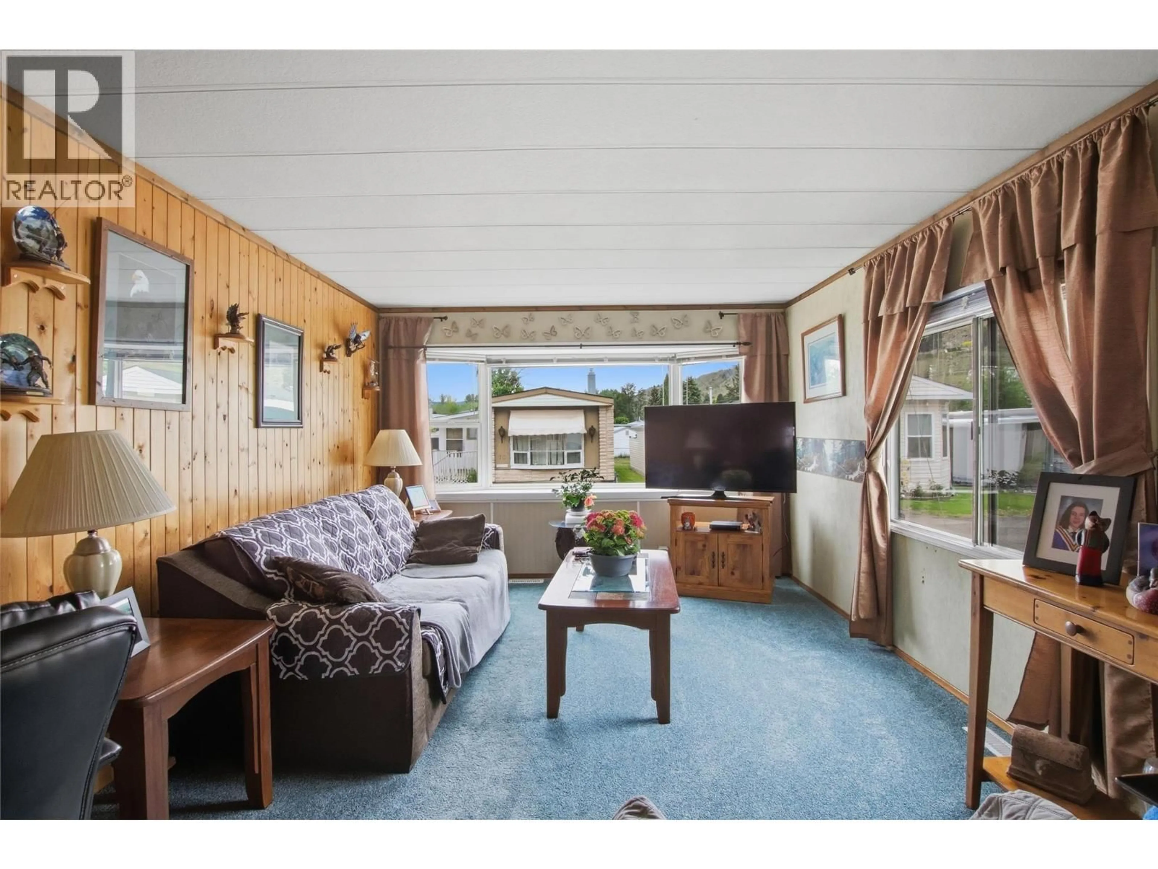 Living room with furniture, wood/laminate floor for 55 - 2400 OAKDALE WAY, Kamloops British Columbia V2B6W7