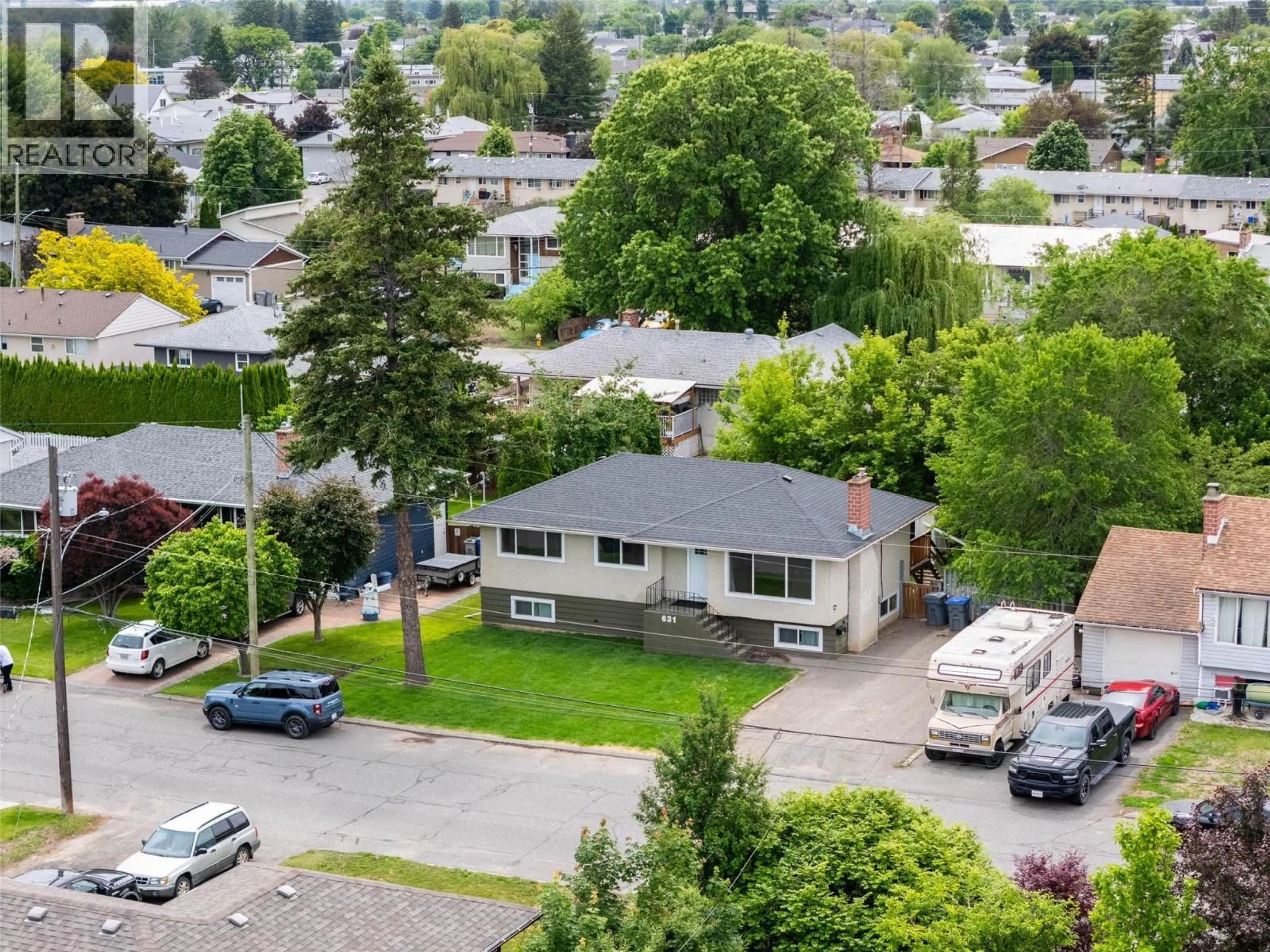 A pic from outside/outdoor area/front of a property/back of a property/a pic from drone, street for 631 BRANDON AVENUE, Kamloops British Columbia V2B1N5
