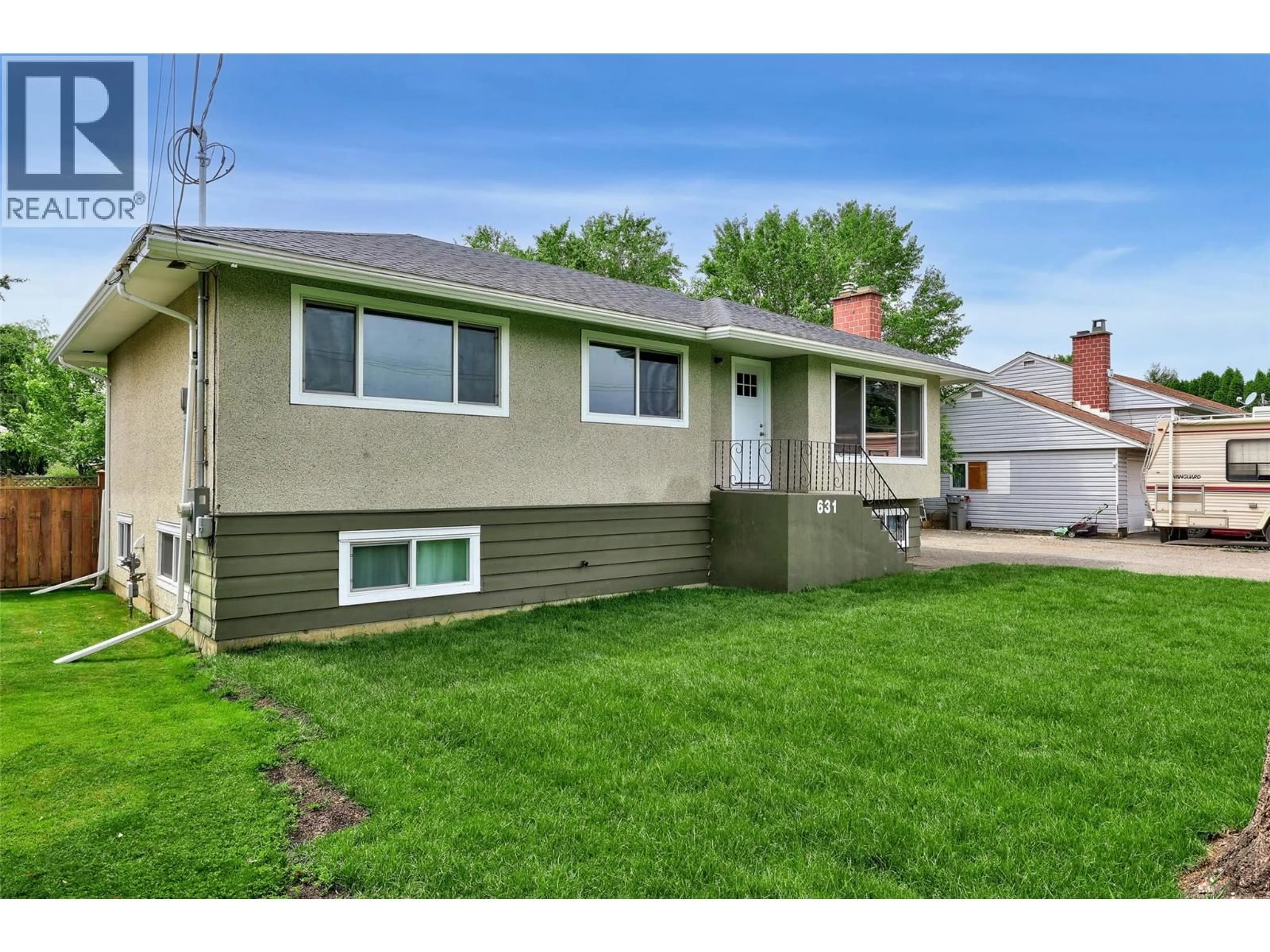 Home with vinyl exterior material, street for 631 BRANDON AVENUE, Kamloops British Columbia V2B1N5
