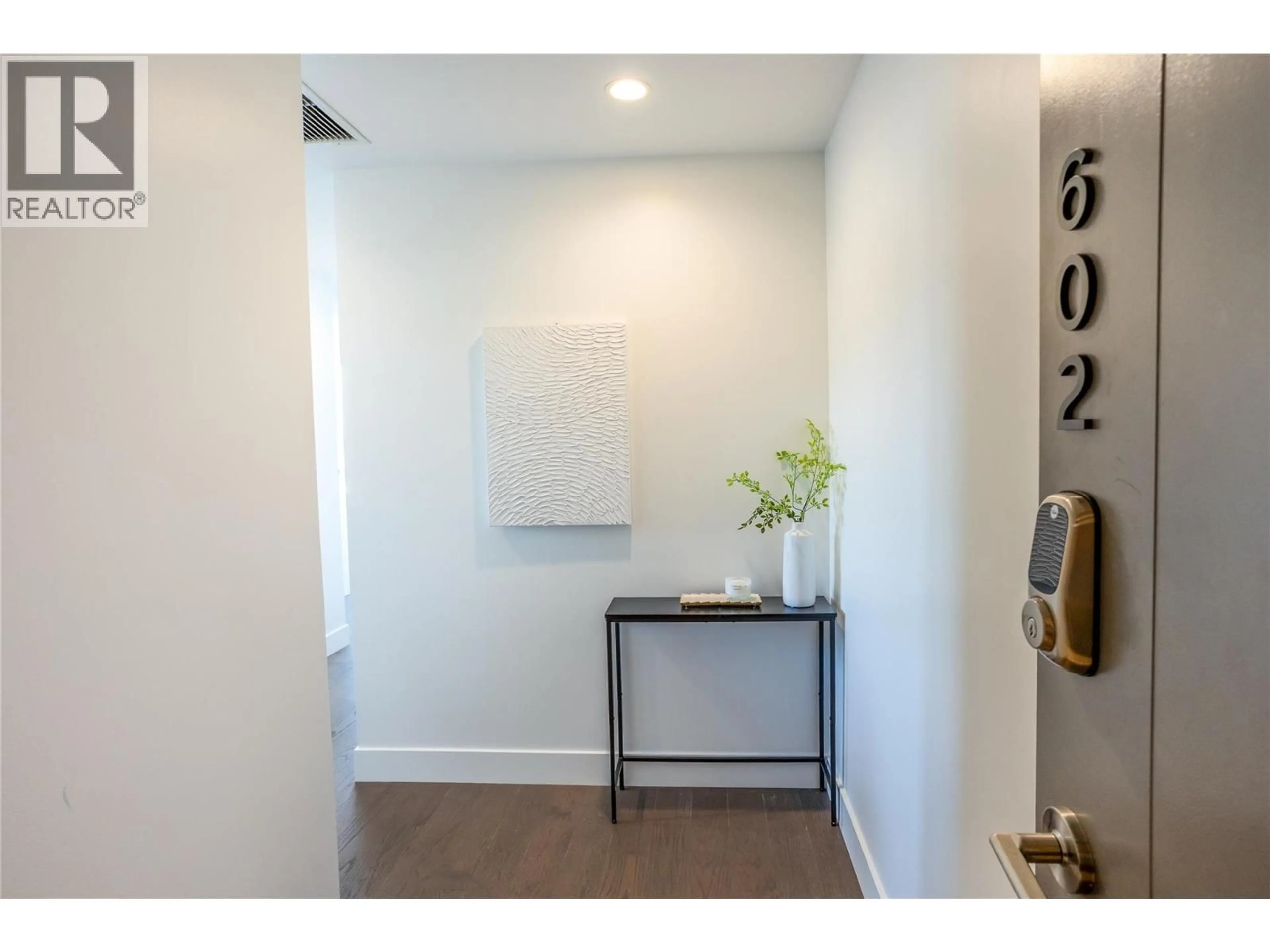 Indoor entryway for 602 - 1191 SUNSET DRIVE, Kelowna British Columbia V1Y0J4