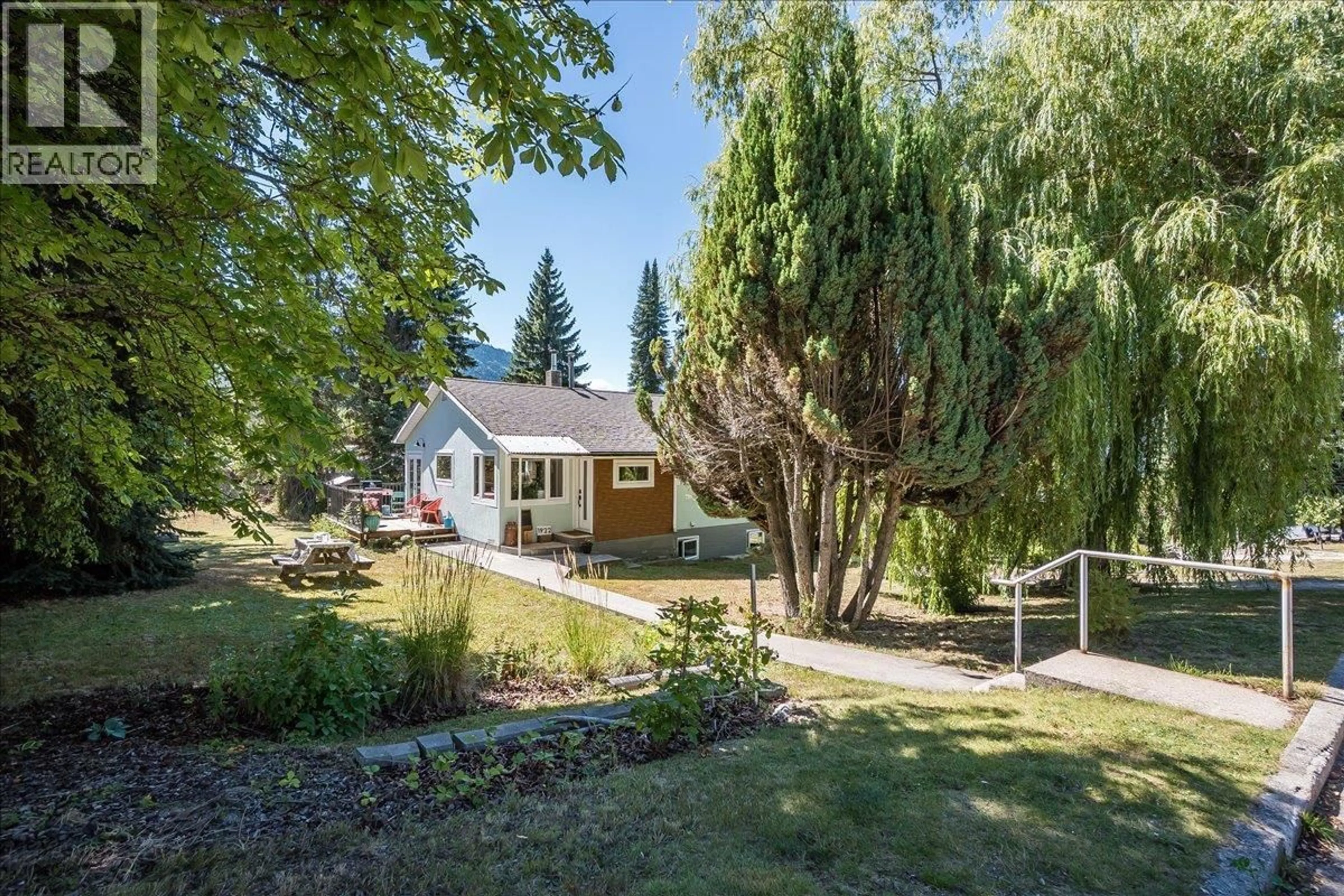A pic from outside/outdoor area/front of a property/back of a property/a pic from drone, unknown for 1922 KOOTENAY STREET, Nelson British Columbia V1L1M4