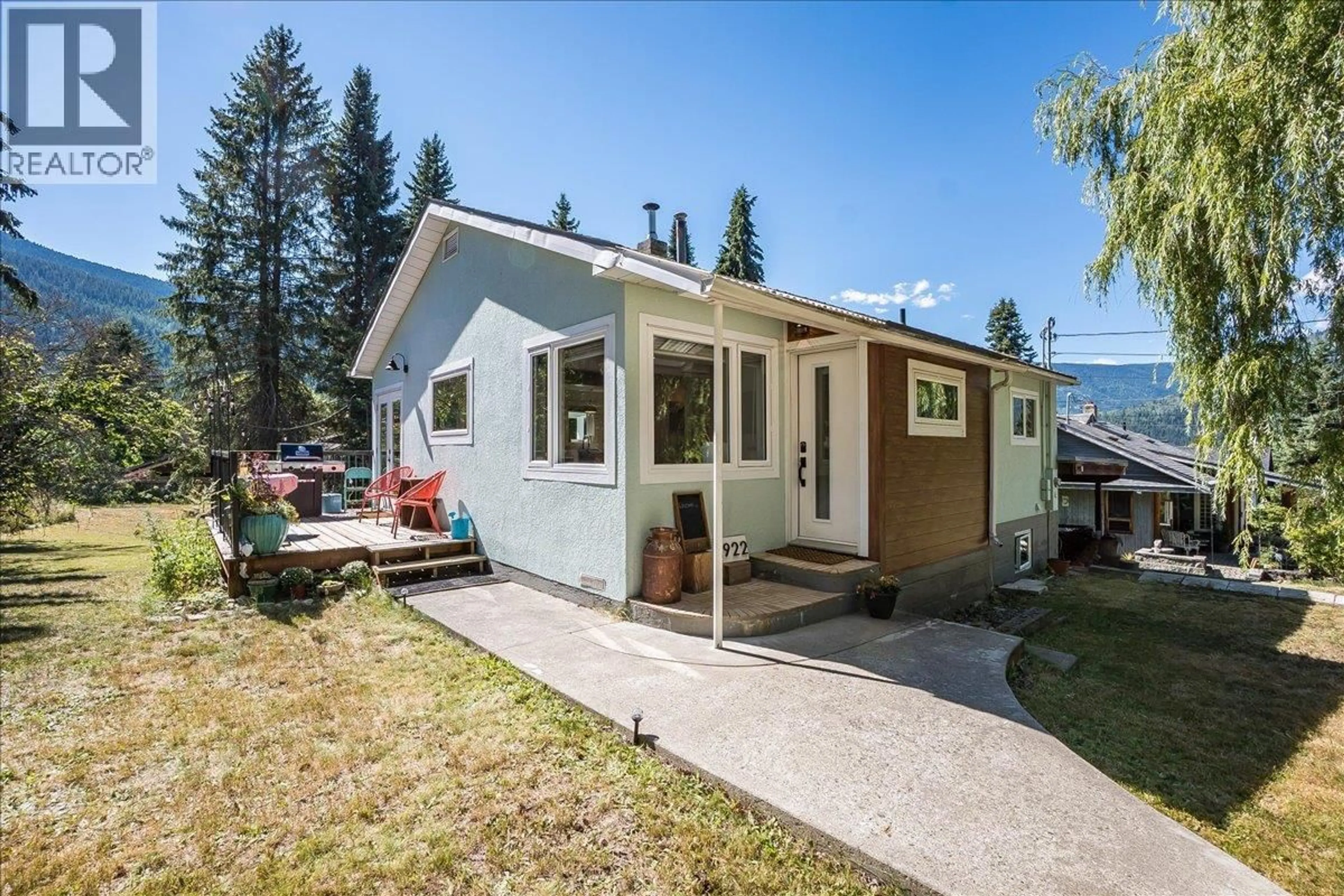 Home with vinyl exterior material, street for 1922 KOOTENAY STREET, Nelson British Columbia V1L1M4