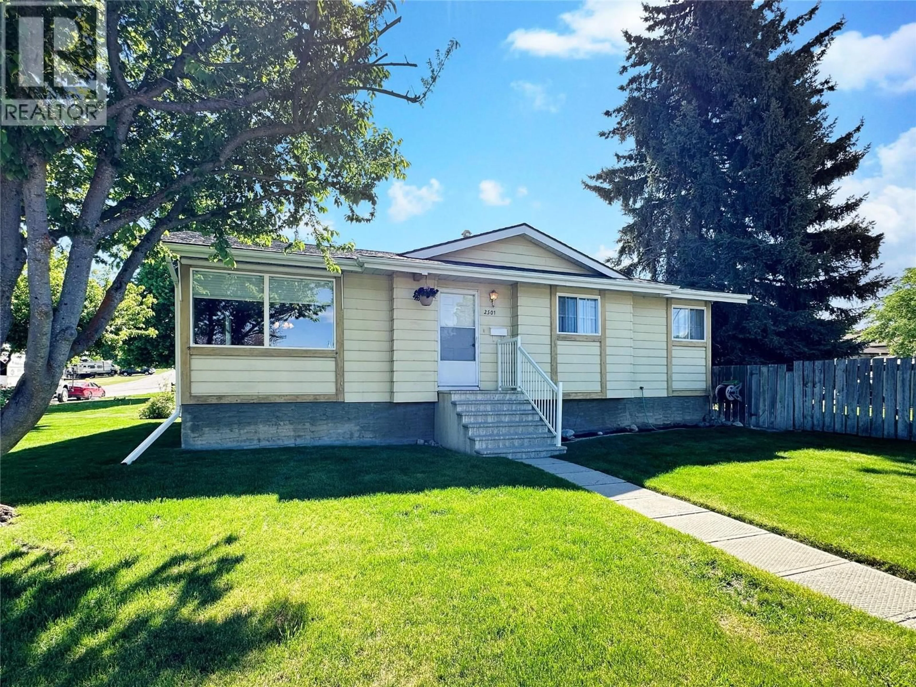 Home with vinyl exterior material, street for 2501 3RD STREET SOUTH, Cranbrook British Columbia V1C4W4