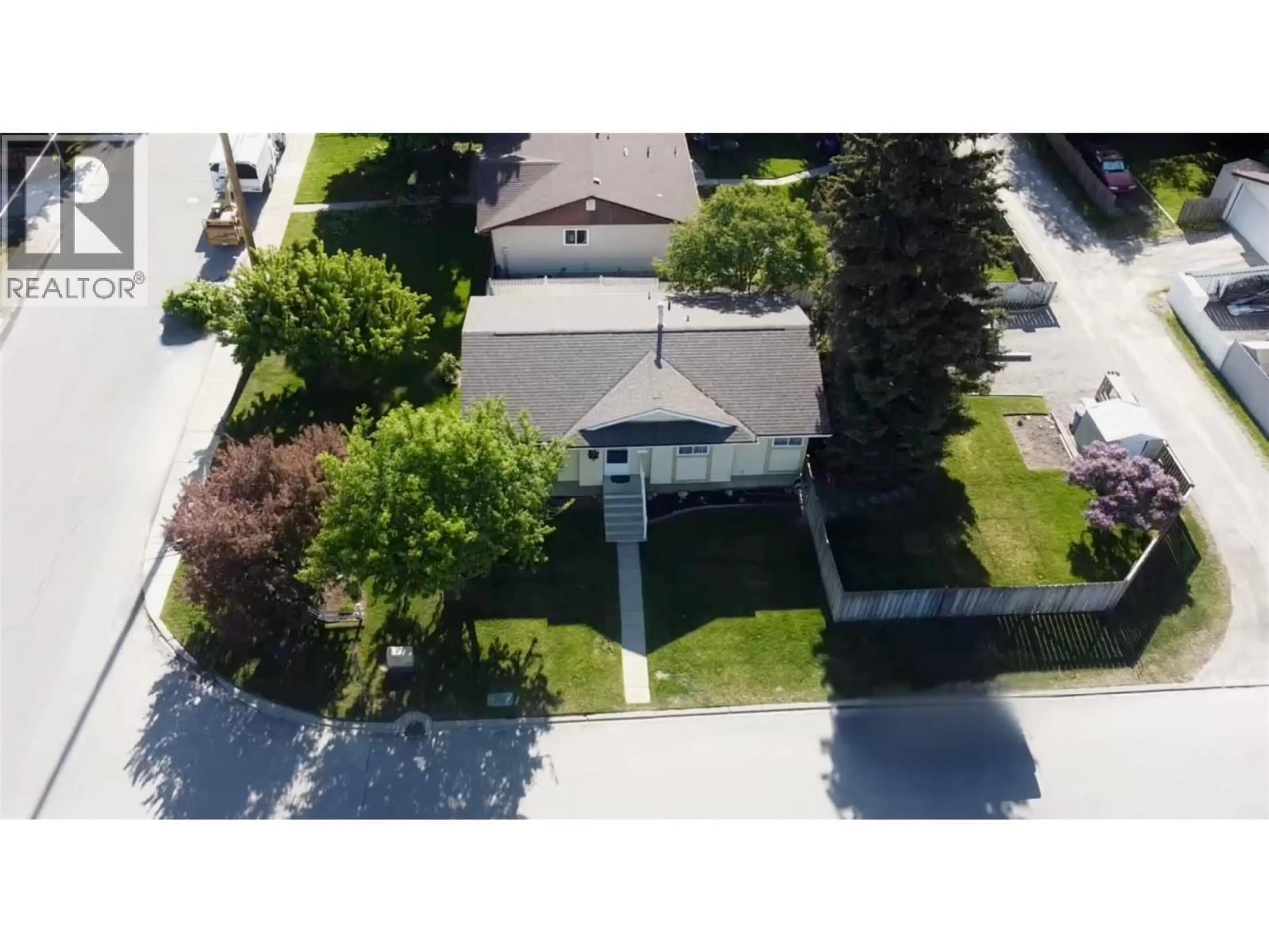 A pic from outside/outdoor area/front of a property/back of a property/a pic from drone, street for 2501 3RD STREET SOUTH, Cranbrook British Columbia V1C4W4
