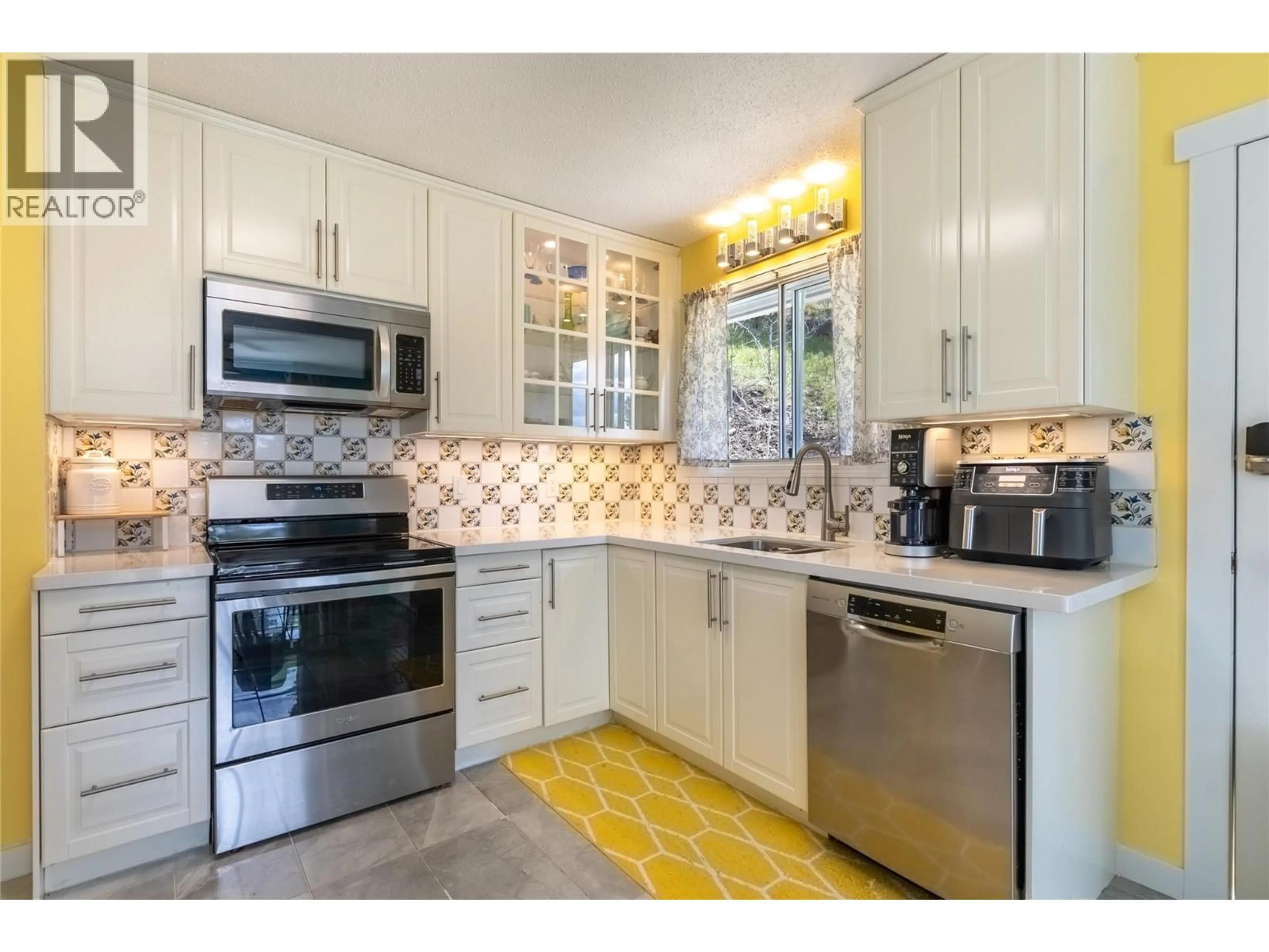 Open concept kitchen, ceramic/tile floor for 9 JASPER DRIVE, Logan Lake British Columbia V0K1W0