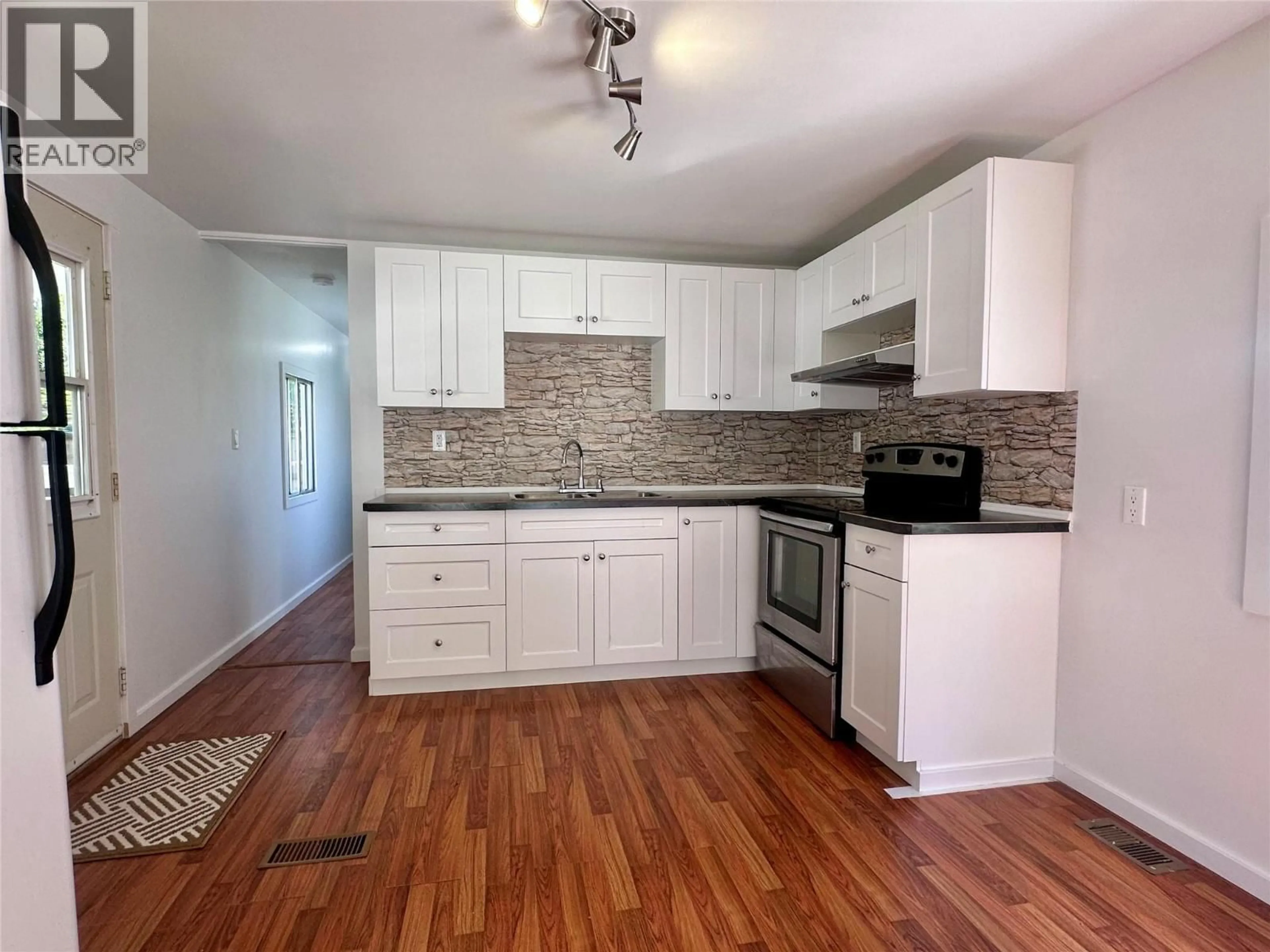 Standard kitchen, wood/laminate floor for 15 - 1101 COLUMBIA AVENUE, Castlegar British Columbia V1N1H6