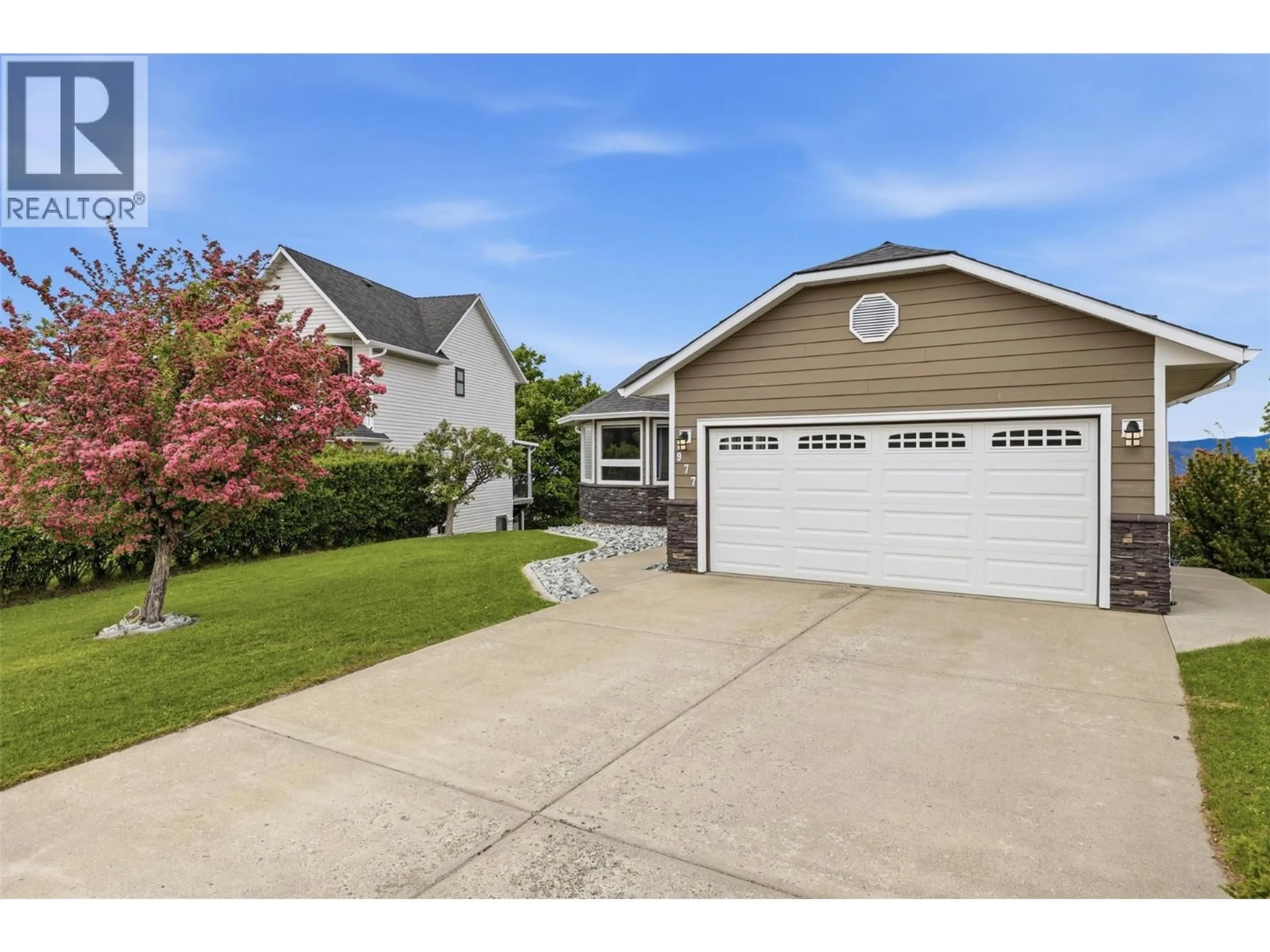 Home with vinyl exterior material, street for 977 GARYMEDE COURT, Kamloops British Columbia V1S1P3