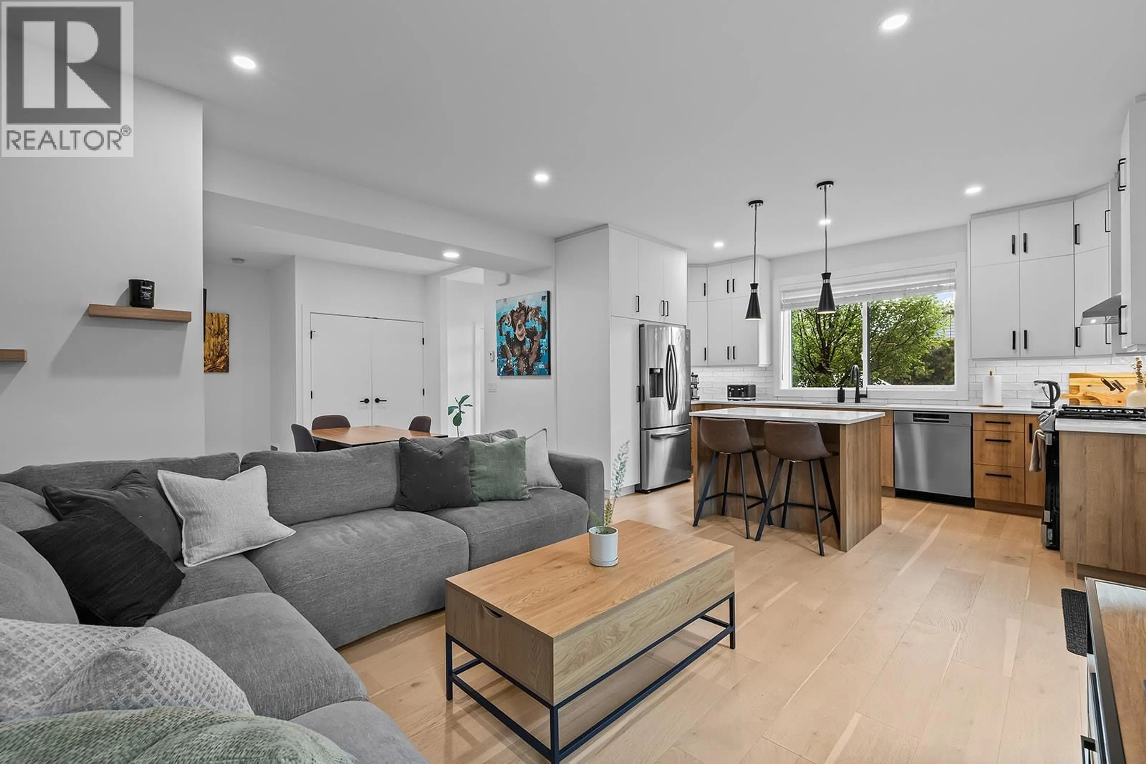 Living room with furniture, unknown for 4 - 887 MORRISON AVENUE, Kelowna British Columbia V1Y5E6