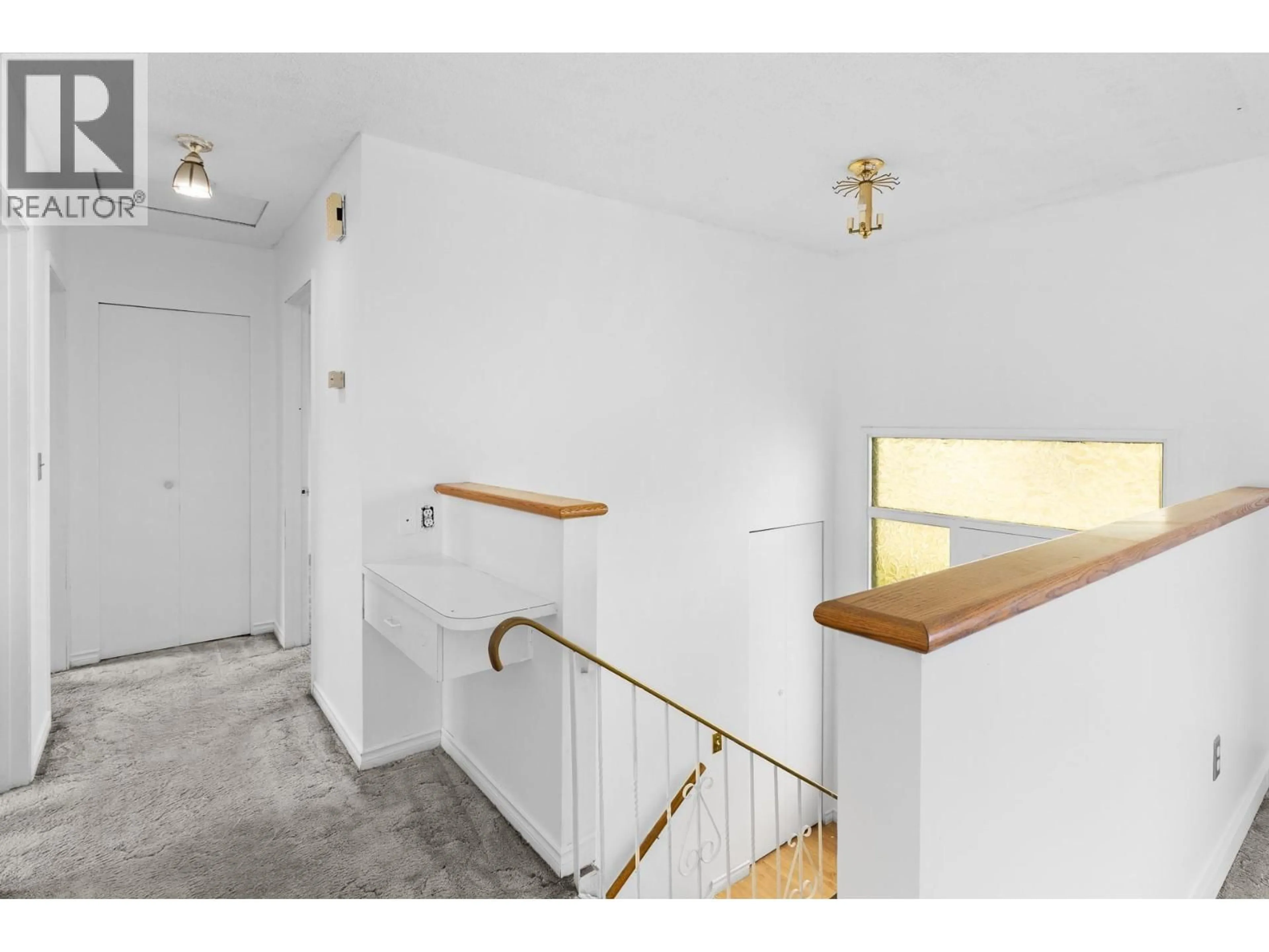 Indoor foyer for 2877 SPRINGFIELD ROAD, Kelowna British Columbia V1X4M5