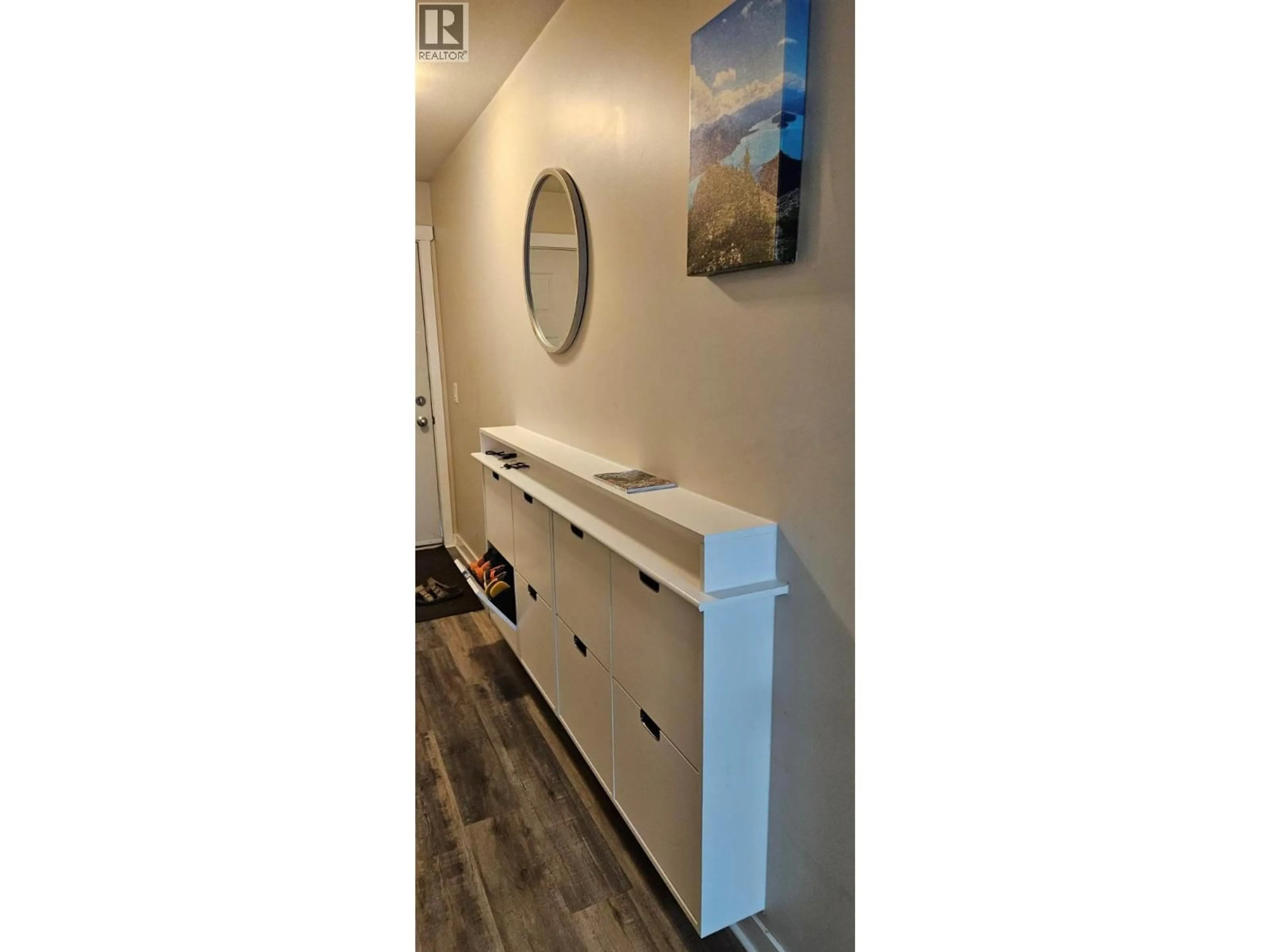 Indoor entryway for 105A - 1475 GLENMORE ROAD NORTH, Kelowna British Columbia V1V2C5