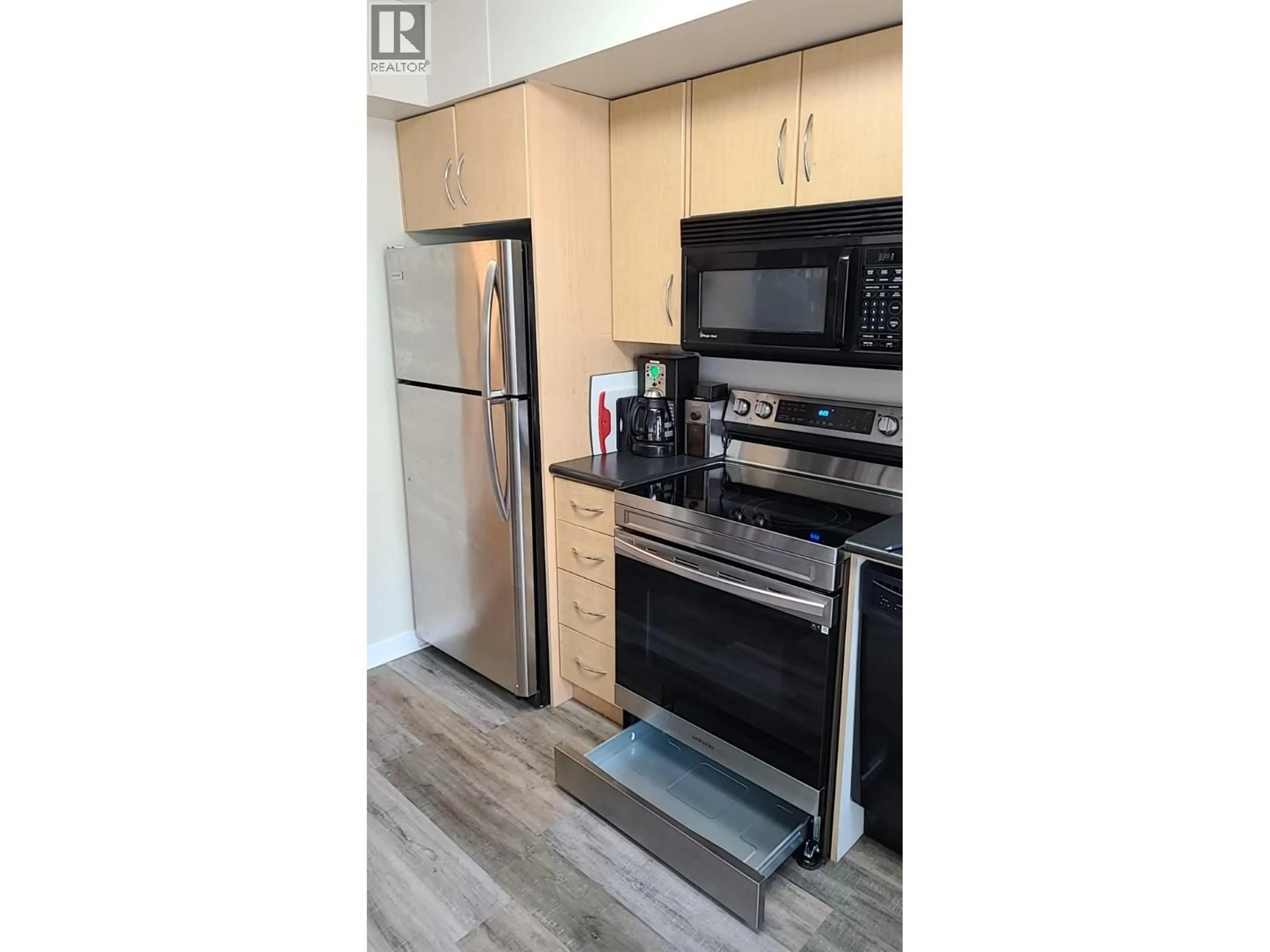 Standard kitchen, wood/laminate floor for 105A - 1475 GLENMORE ROAD NORTH, Kelowna British Columbia V1V2C5