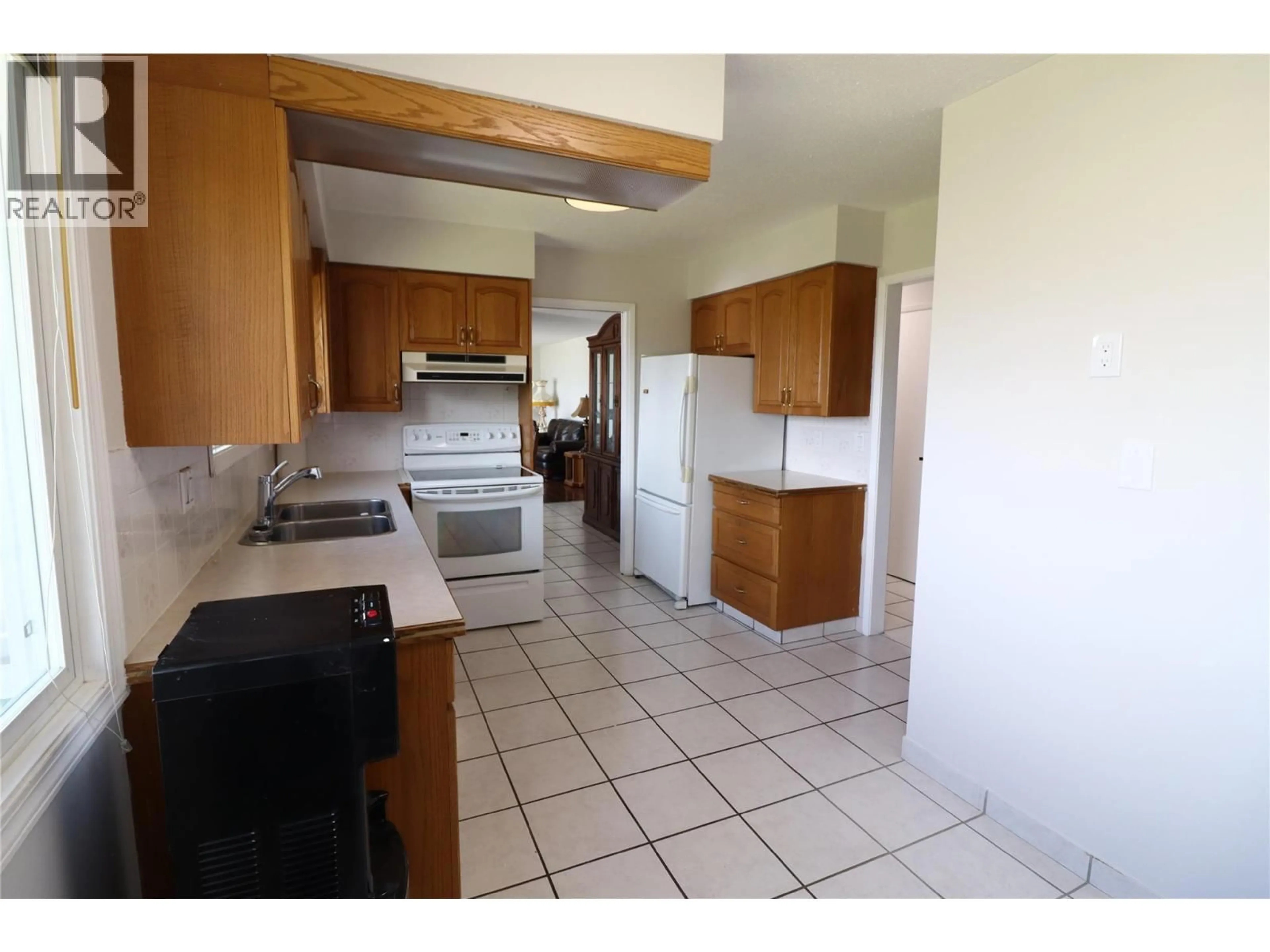 Standard kitchen, unknown for 136 GREENSTONE DRIVE, Kamloops British Columbia V2C1N5