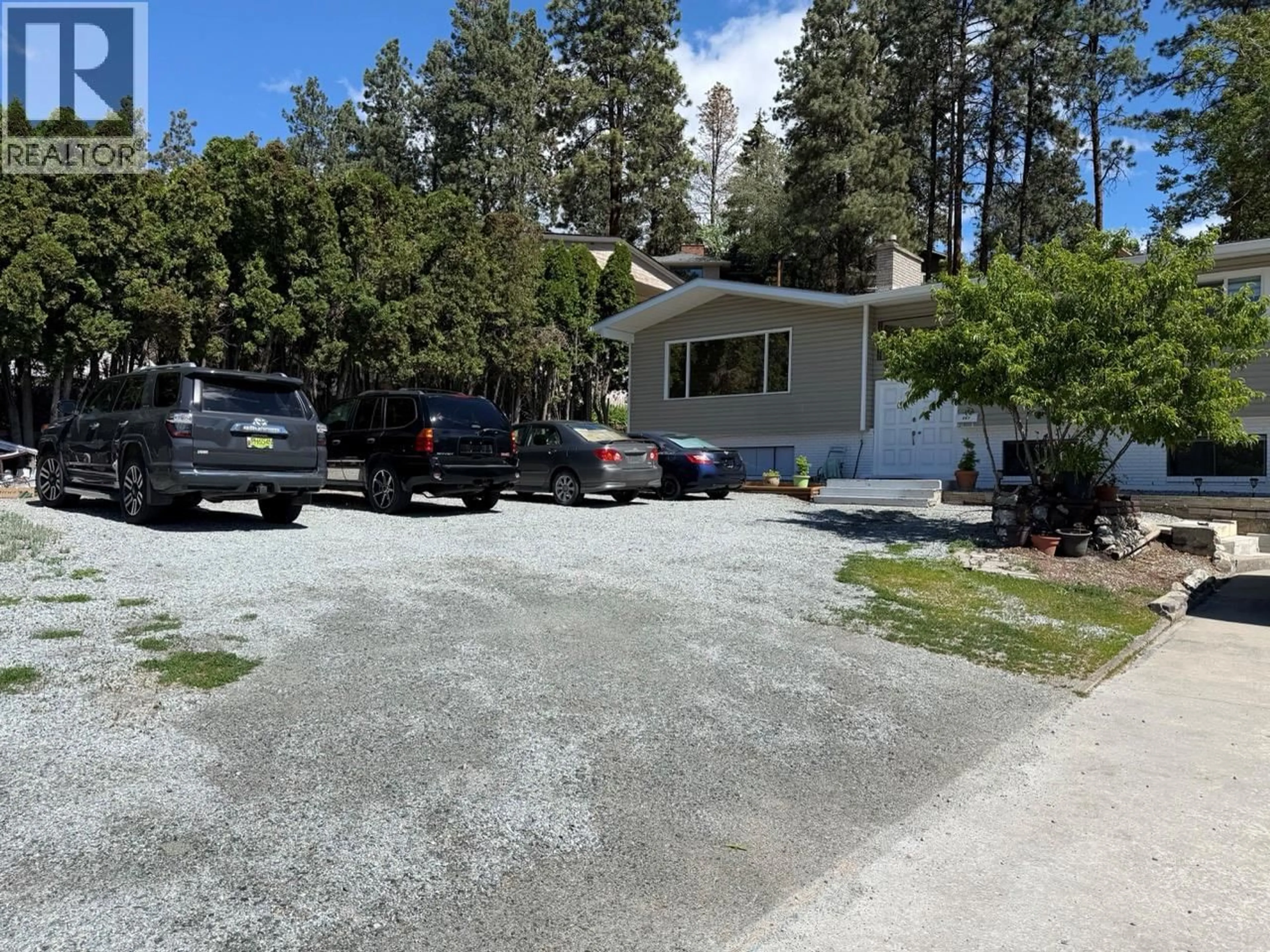 A pic from outside/outdoor area/front of a property/back of a property/a pic from drone, unknown for 647 CLIFTON ROAD, Kelowna British Columbia V1V1A7