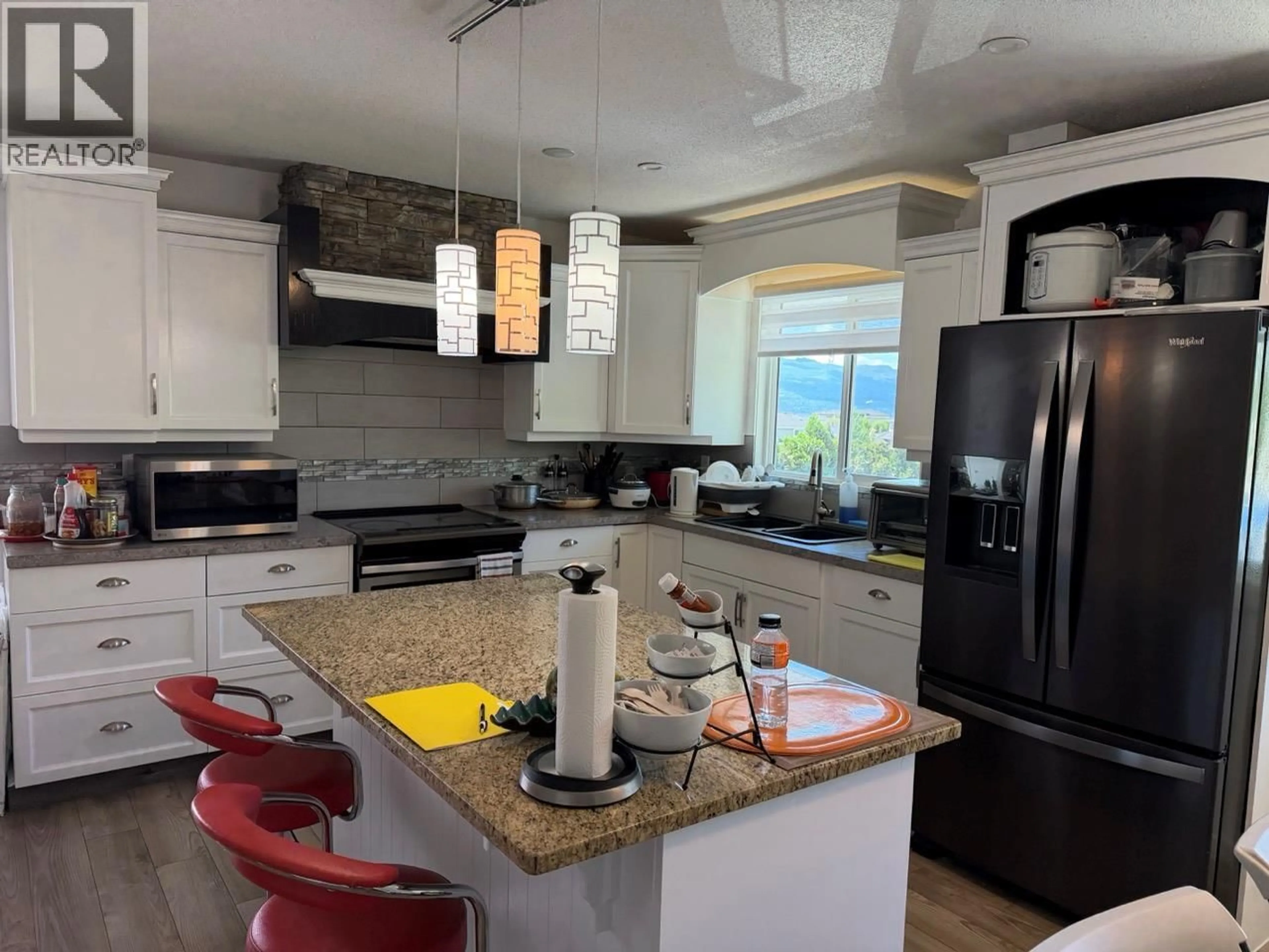 Open concept kitchen, ceramic/tile floor for 647 CLIFTON ROAD, Kelowna British Columbia V1V1A7