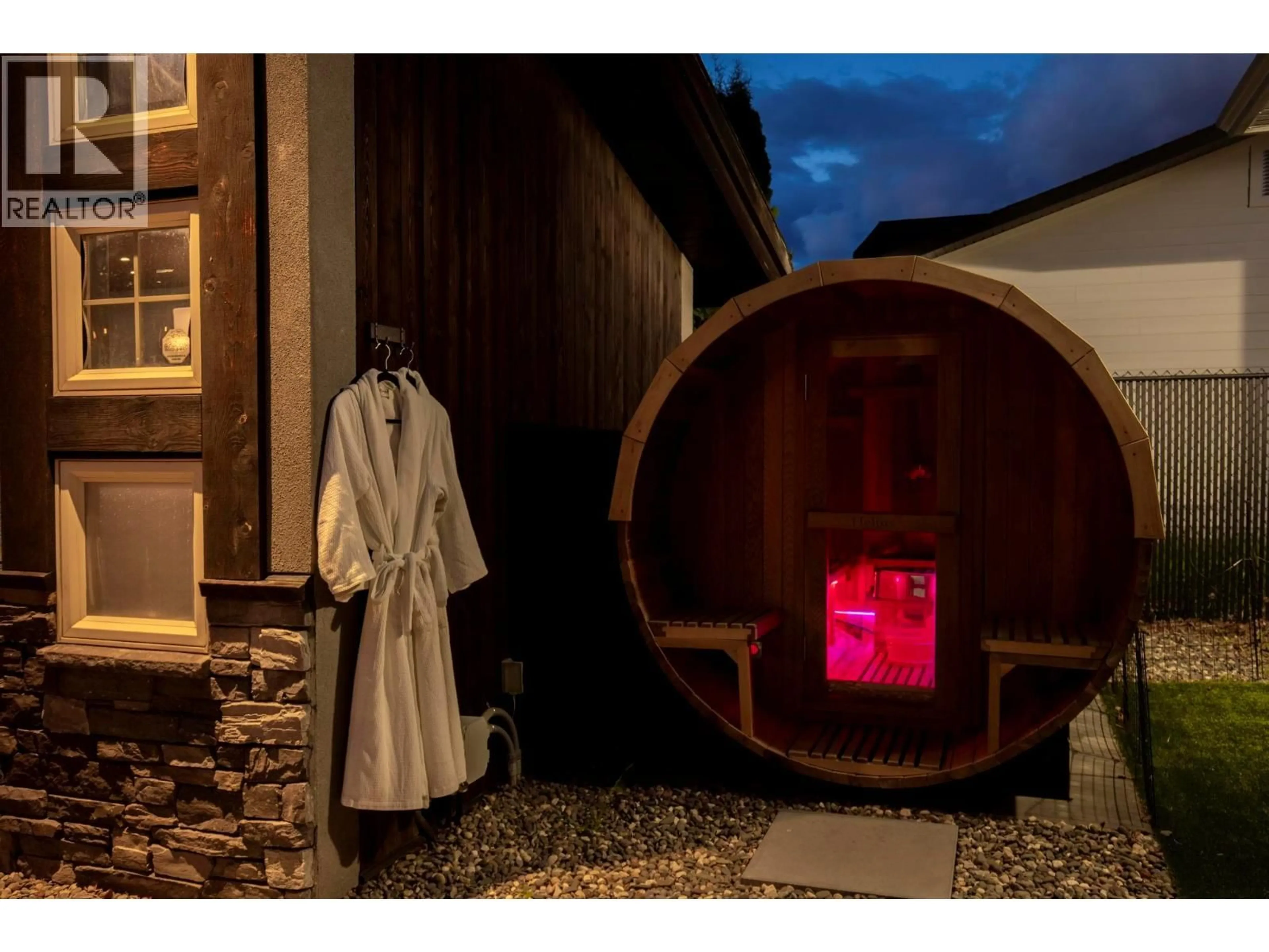 Indoor foyer for 350 YATES ROAD, Kelowna British Columbia V1V1R5
