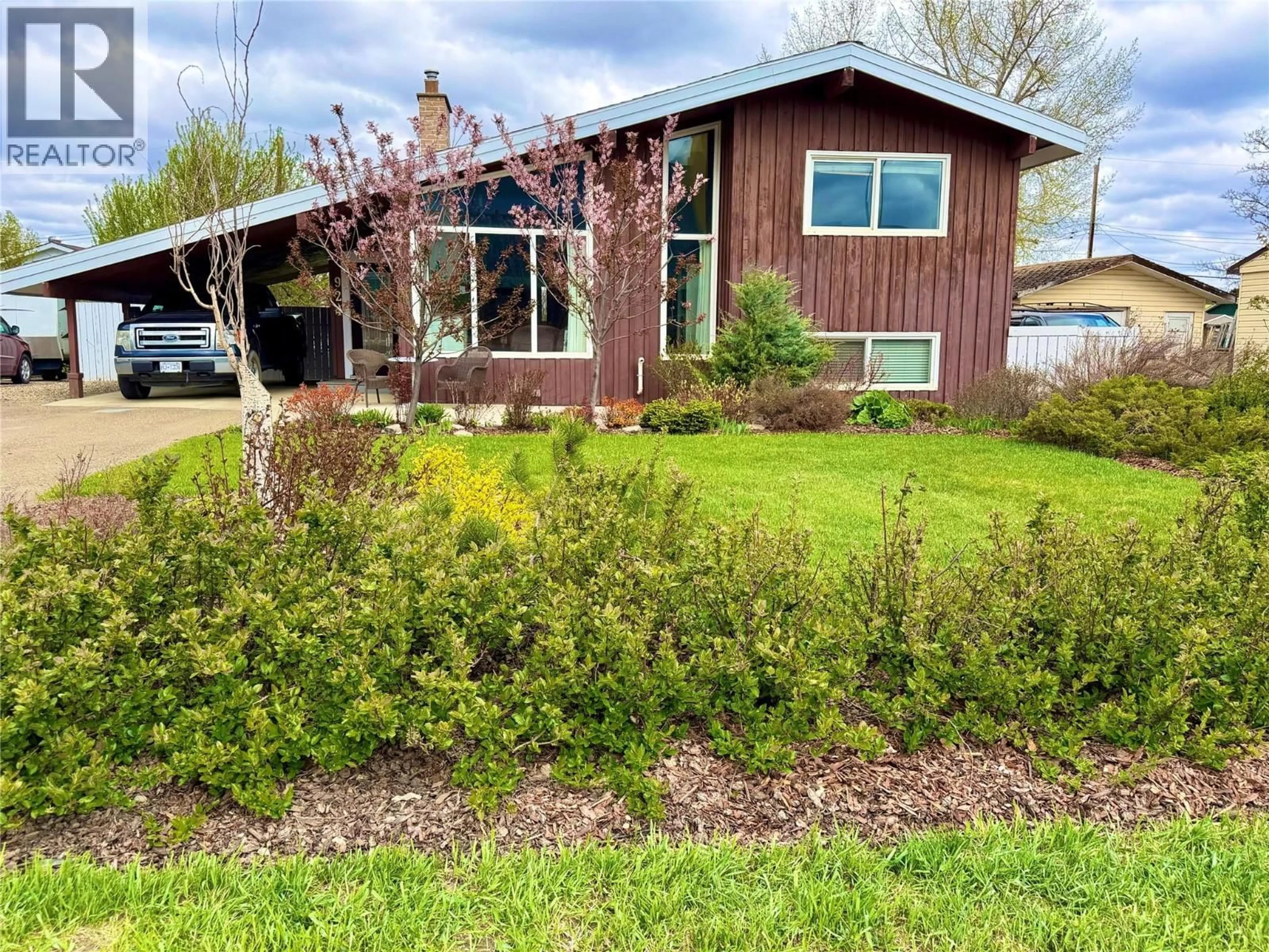 Home with vinyl exterior material, unknown for 924 112 AVENUE, Dawson Creek British Columbia V1G2Y3