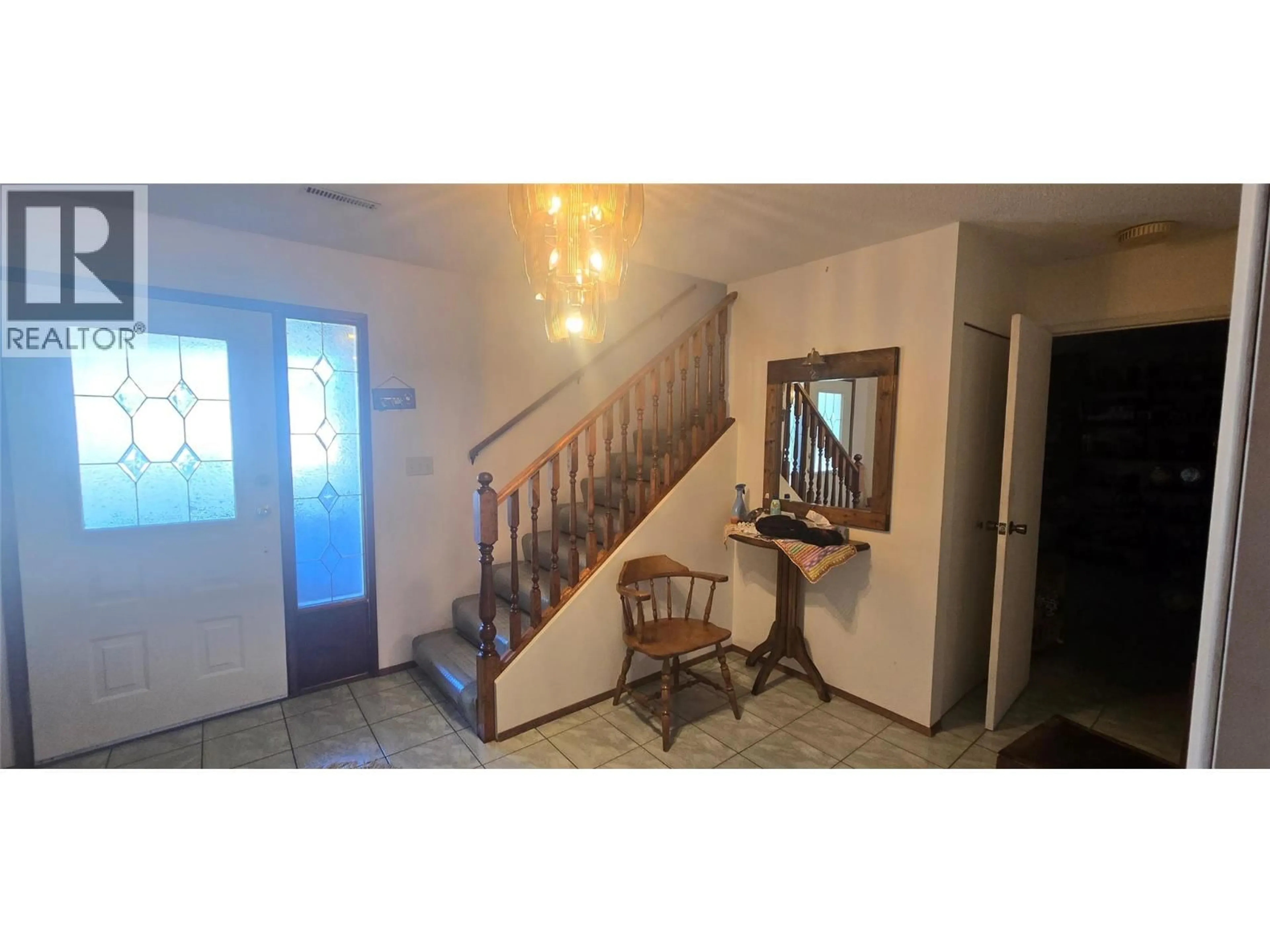 Indoor foyer for 10 SPRUCE COURT, Osoyoos British Columbia V0H1V3