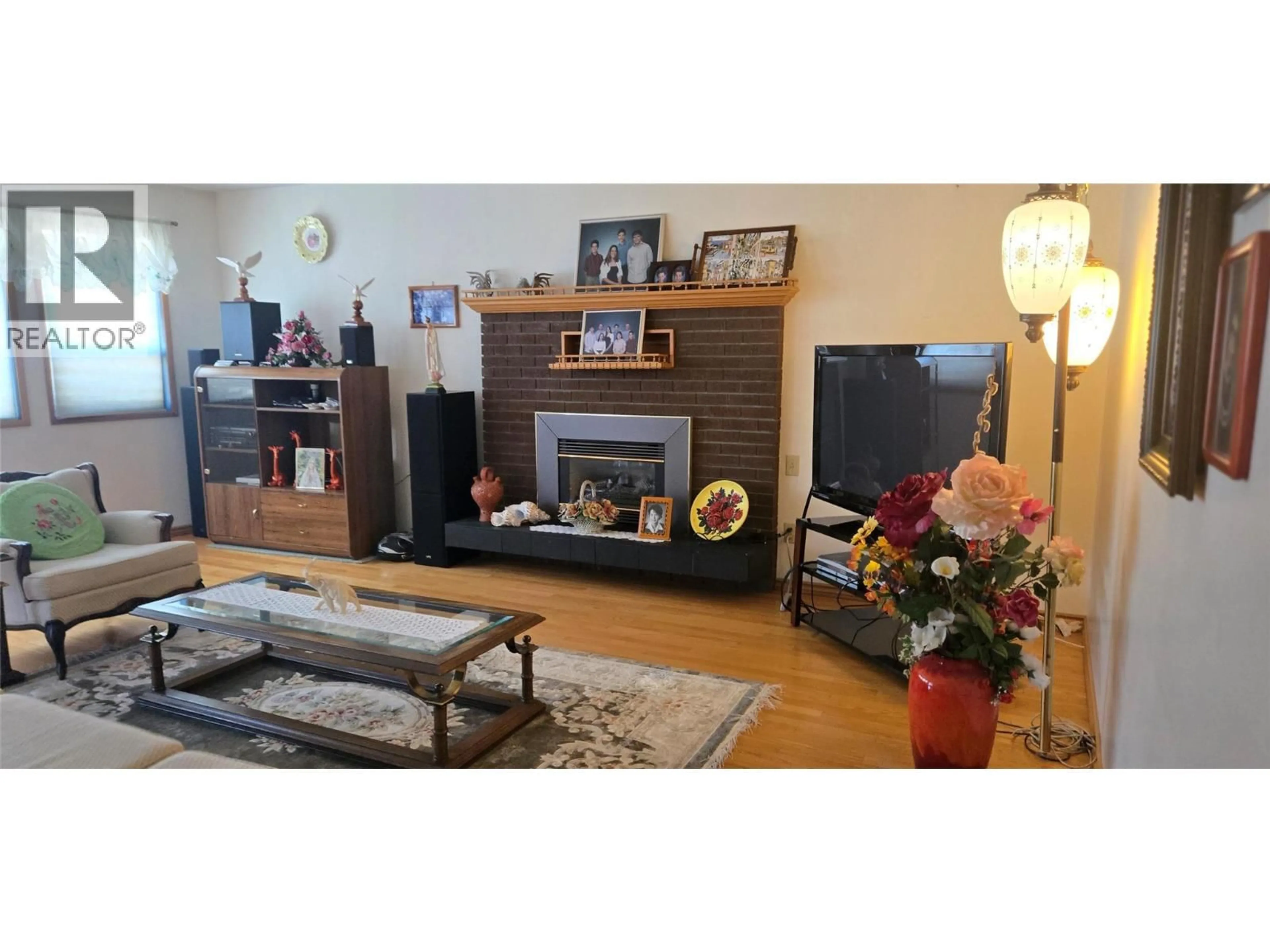 Living room with furniture, wood/laminate floor for 10 SPRUCE COURT, Osoyoos British Columbia V0H1V3