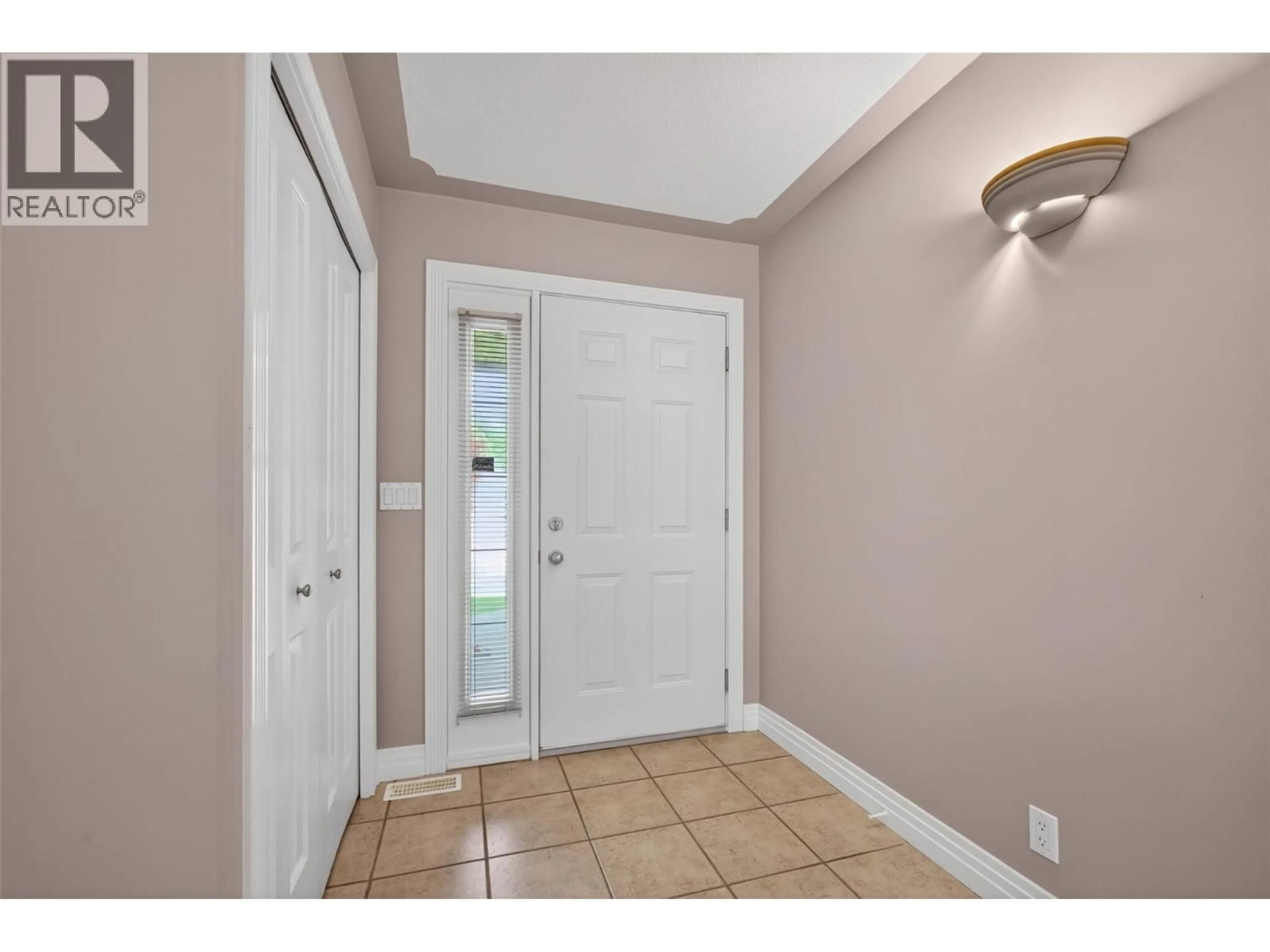 Indoor entryway for 4618 DARIN PLACE, Kelowna British Columbia V1W4S2