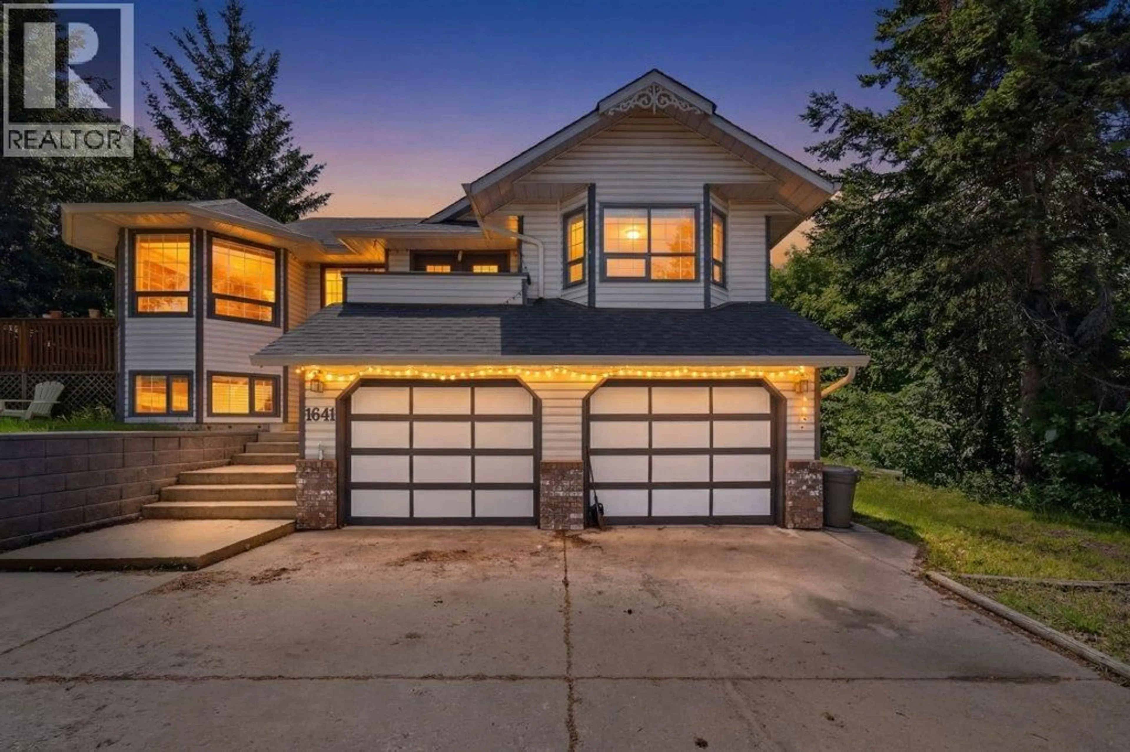 Home with vinyl exterior material, street for 1641 17 STREET SOUTHEAST, Salmon Arm British Columbia V1E2M6