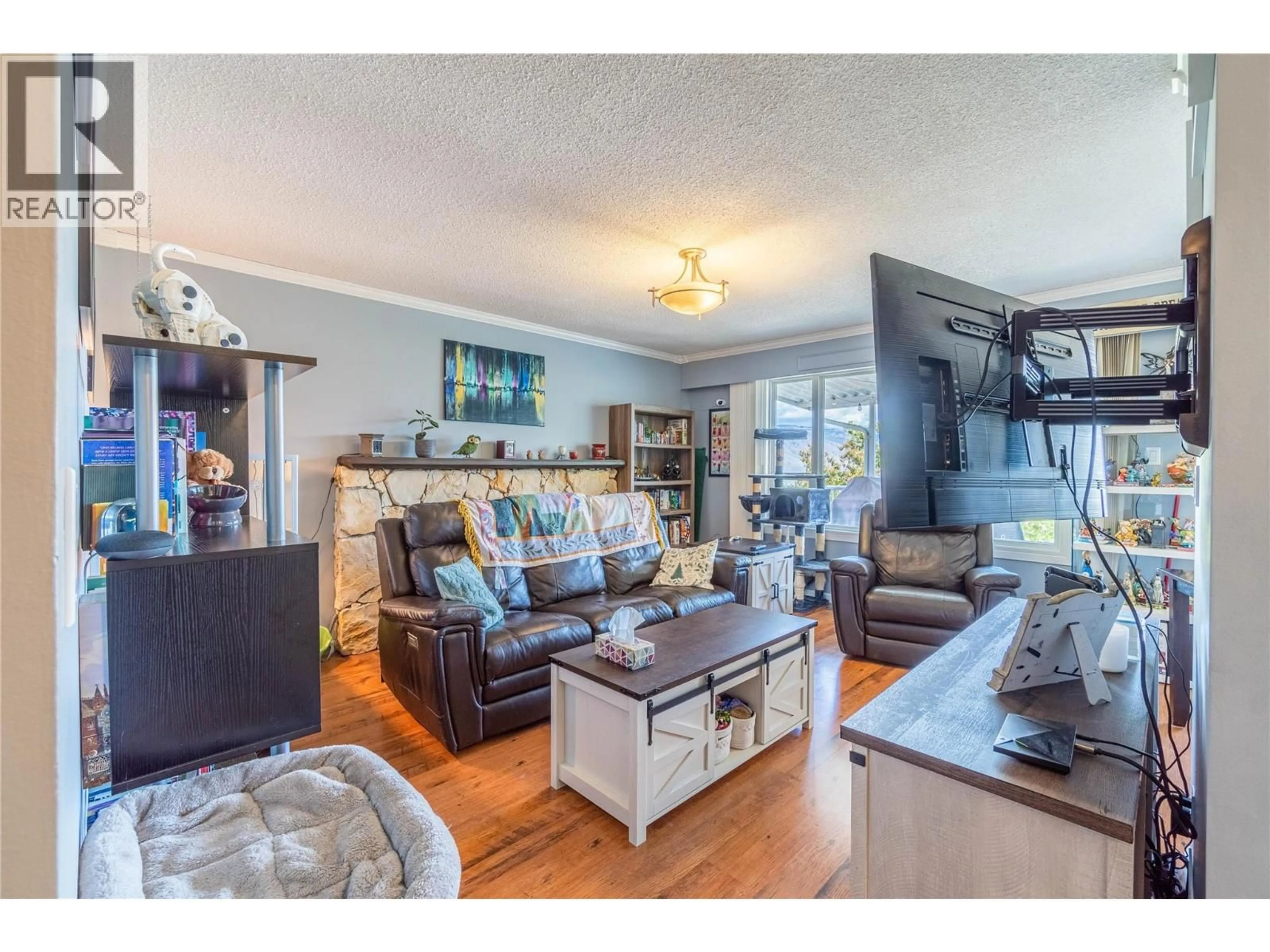Living room with furniture, wood/laminate floor for 1241 MONASHEE COURT, Kamloops British Columbia V2C6B4