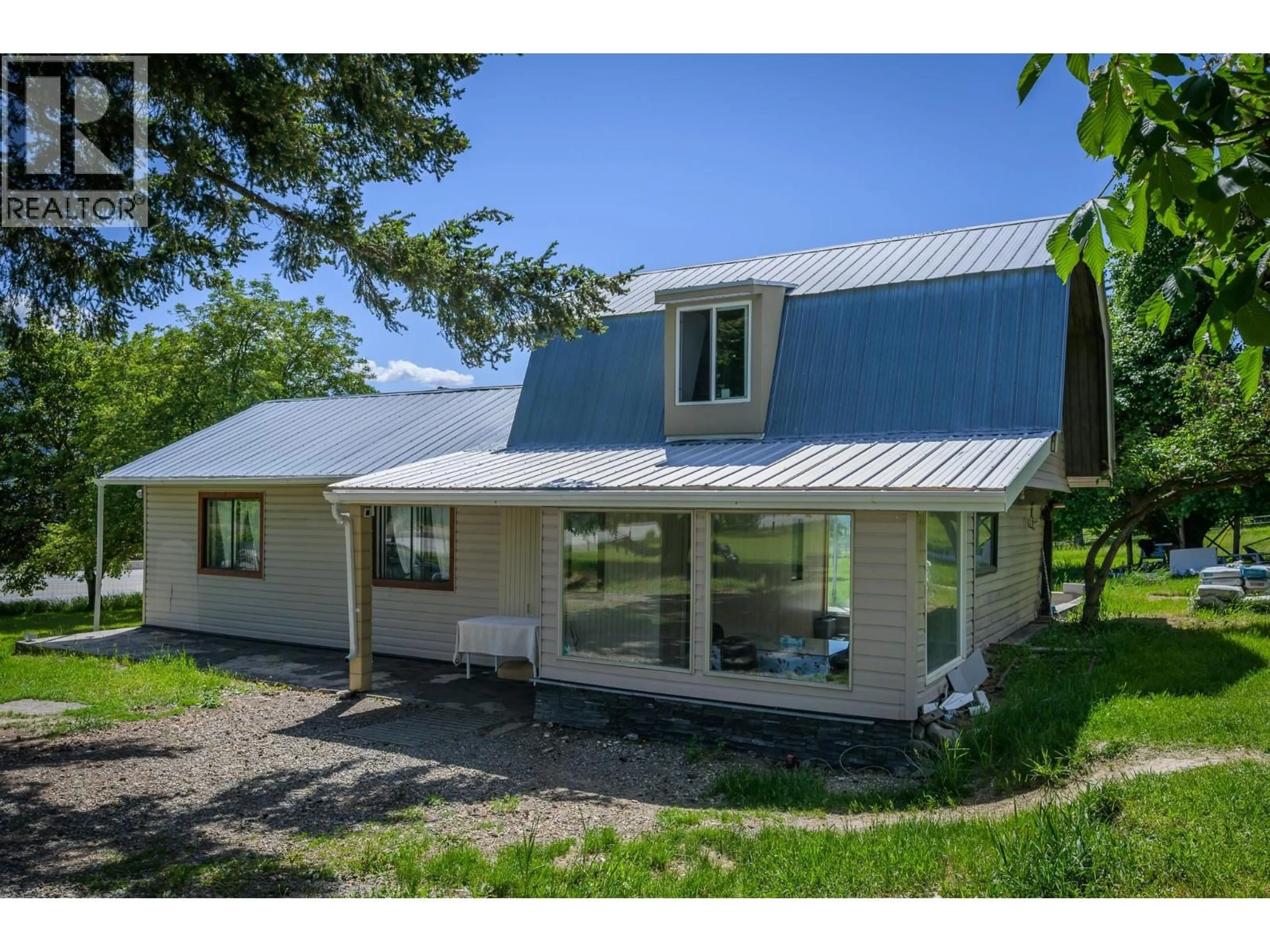 Home with vinyl exterior material, building for 6721 YELLOWHEAD HIGHWAY SOUTH, Barriere British Columbia V0E1E0