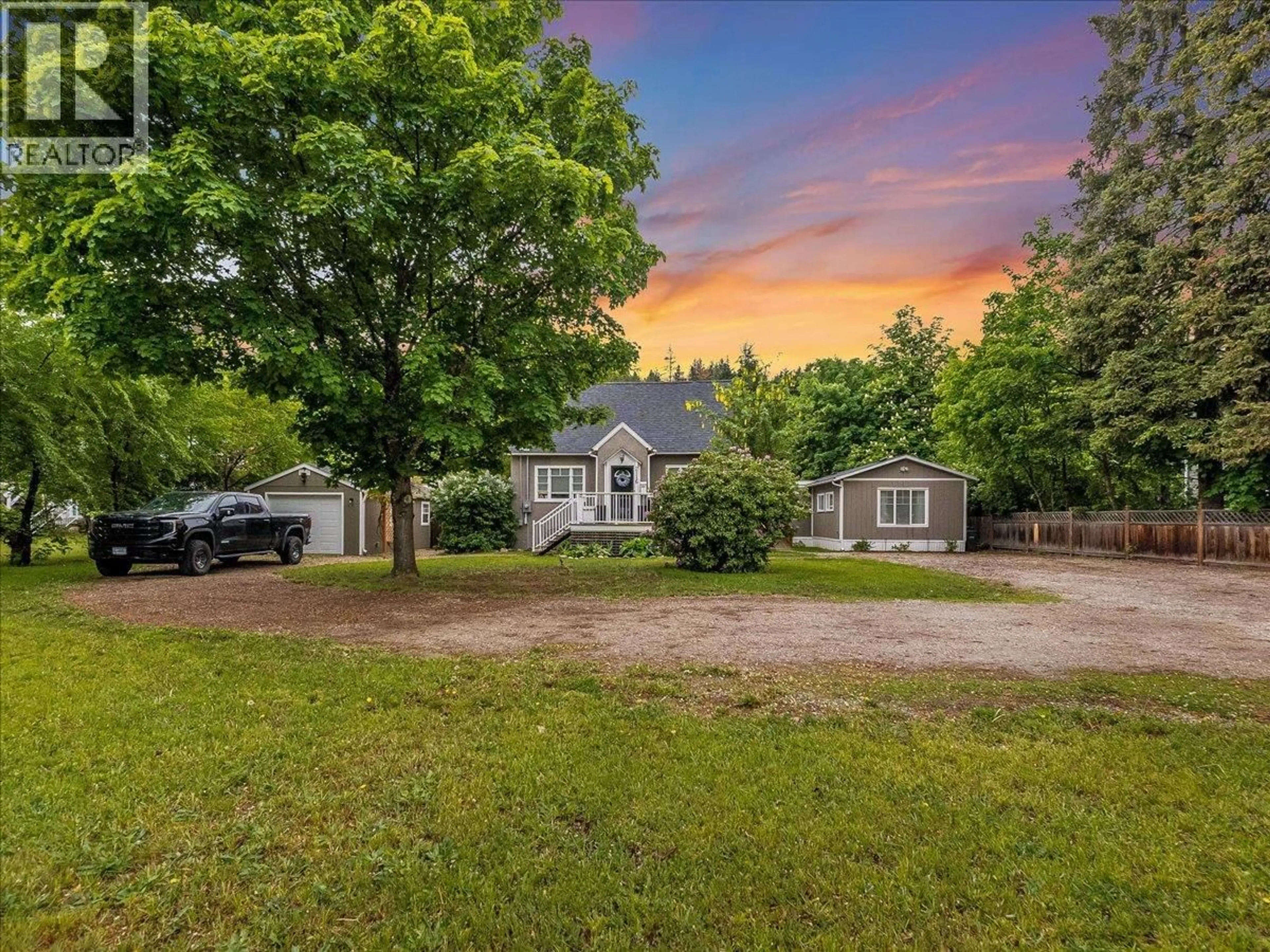 A pic from outside/outdoor area/front of a property/back of a property/a pic from drone, unknown for 2116 COLUMBIA AVENUE, Castlegar British Columbia V1N2X1