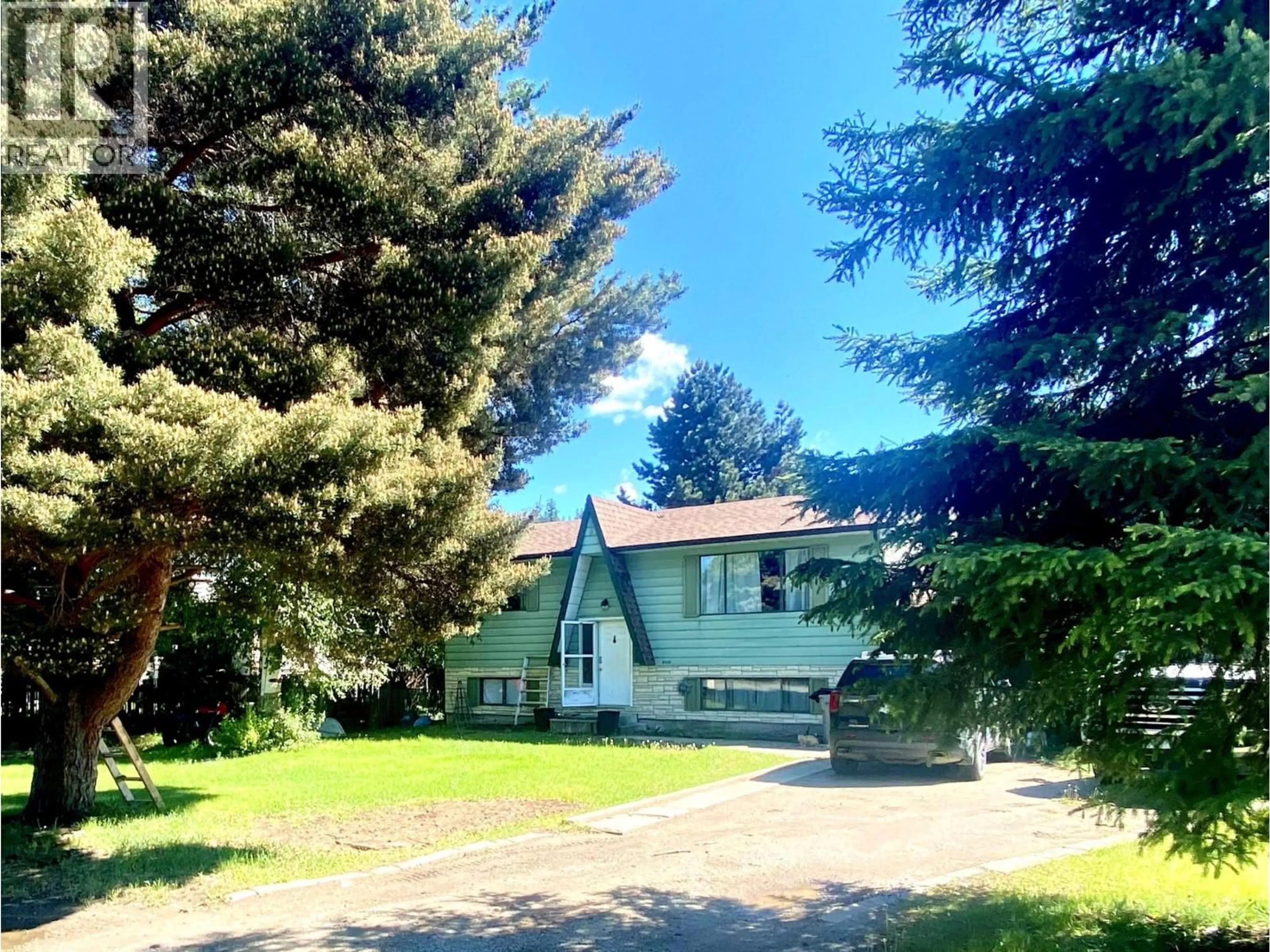 A pic from outside/outdoor area/front of a property/back of a property/a pic from drone, street for 4686 SPRUCE CRESCENT, Barriere British Columbia V0E1E0