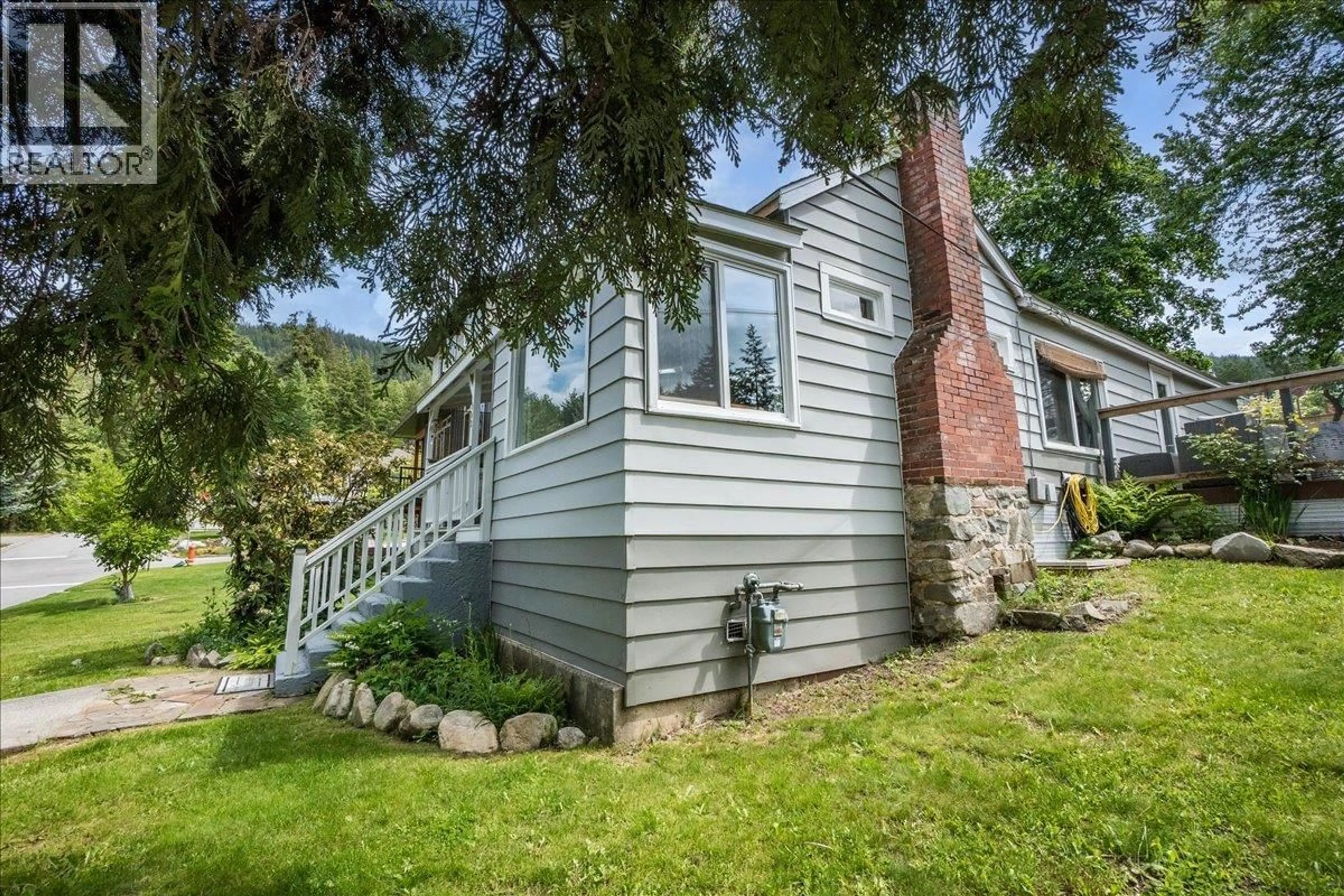 Home with vinyl exterior material, street for 902 FELL STREET, Nelson British Columbia V1L3N2