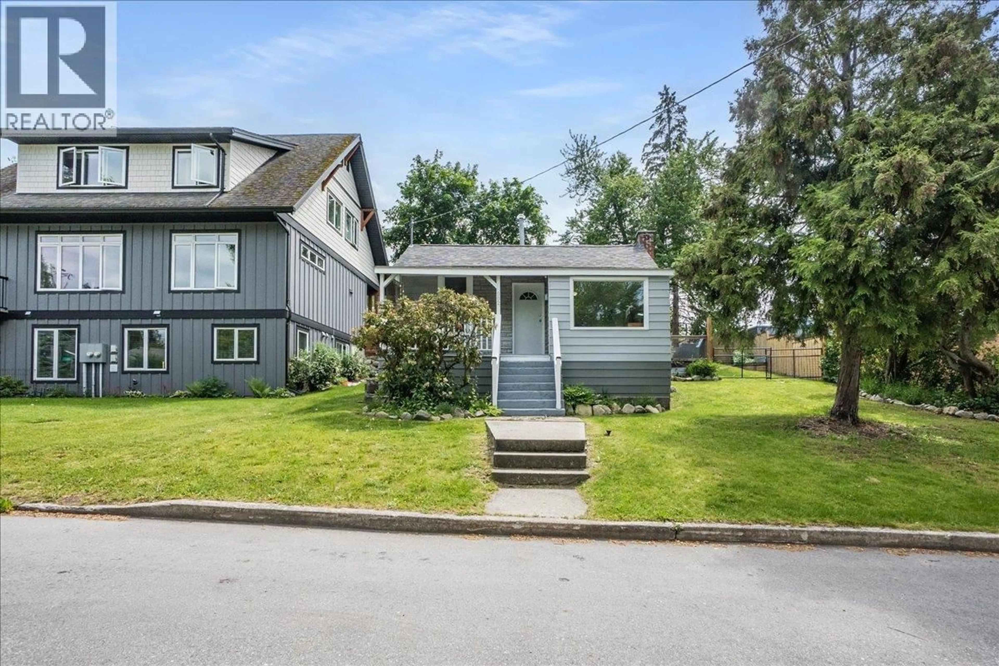 Home with vinyl exterior material, street for 902 FELL STREET, Nelson British Columbia V1L3N2