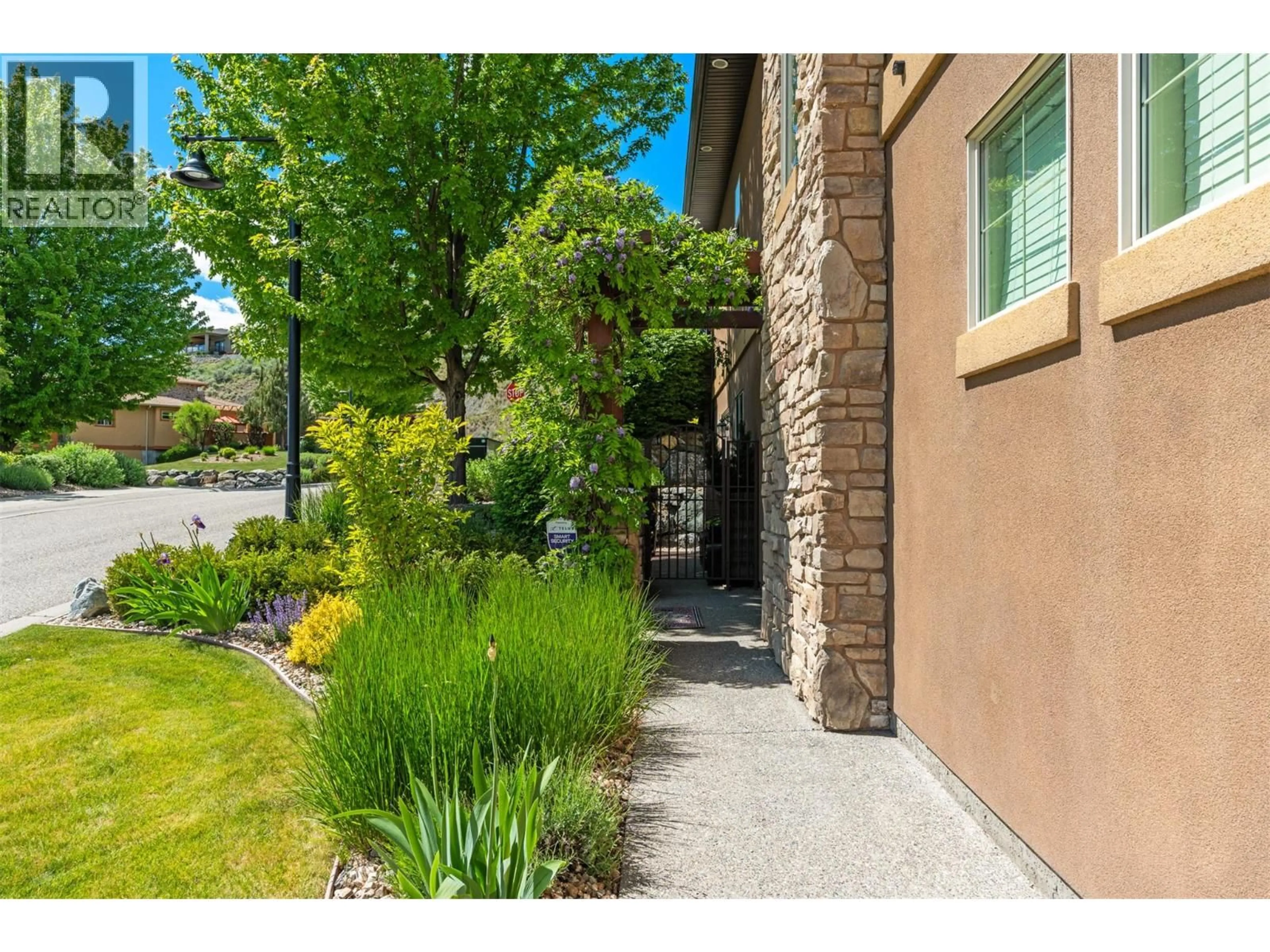 Indoor entryway for 325 CORDON PLACE, Vernon British Columbia V1H1Z9