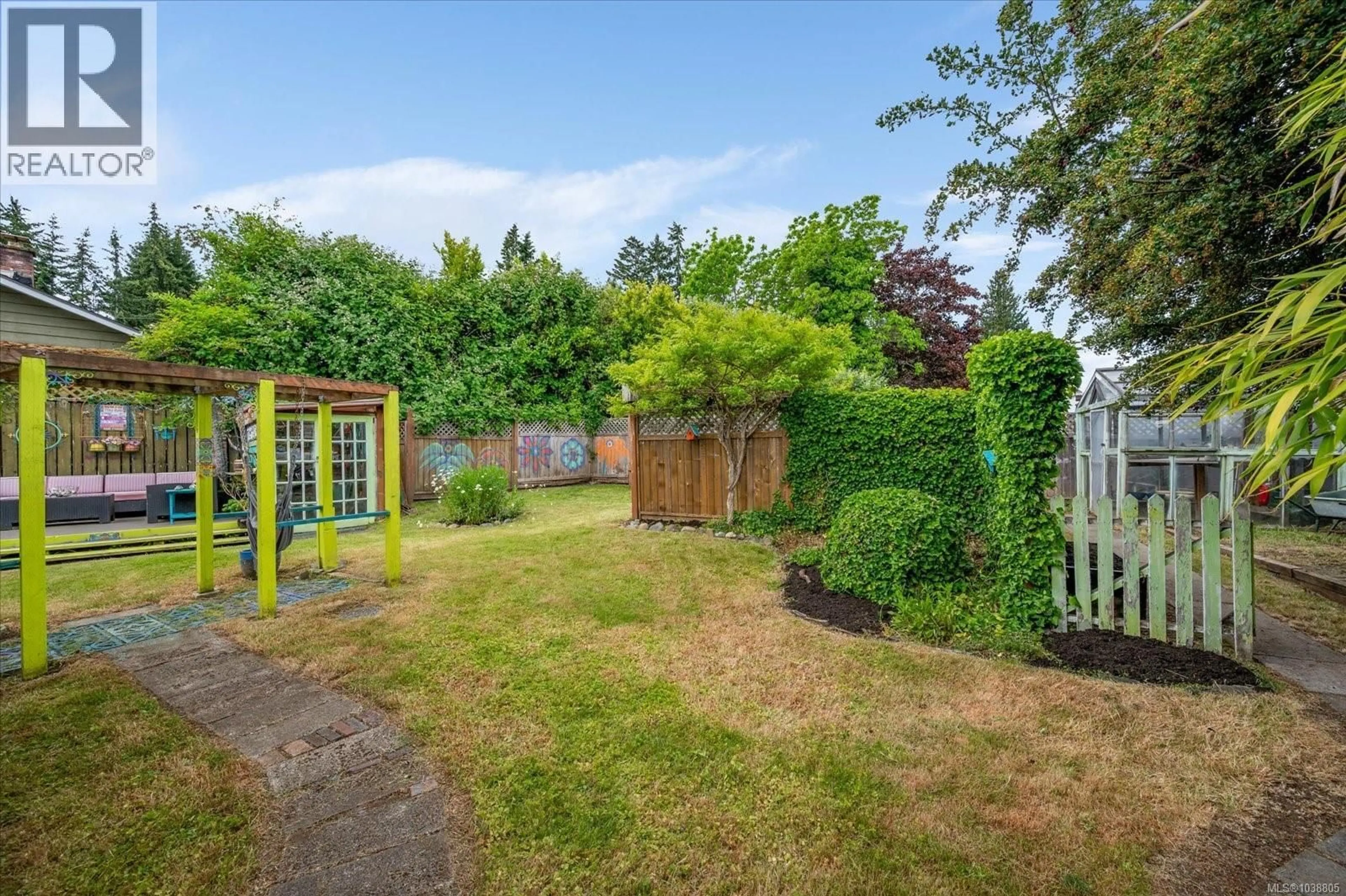 A pic from outside/outdoor area/front of a property/back of a property/a pic from drone, street for 1 - 129 MERIDIAN WAY, Parksville British Columbia V9P1L3