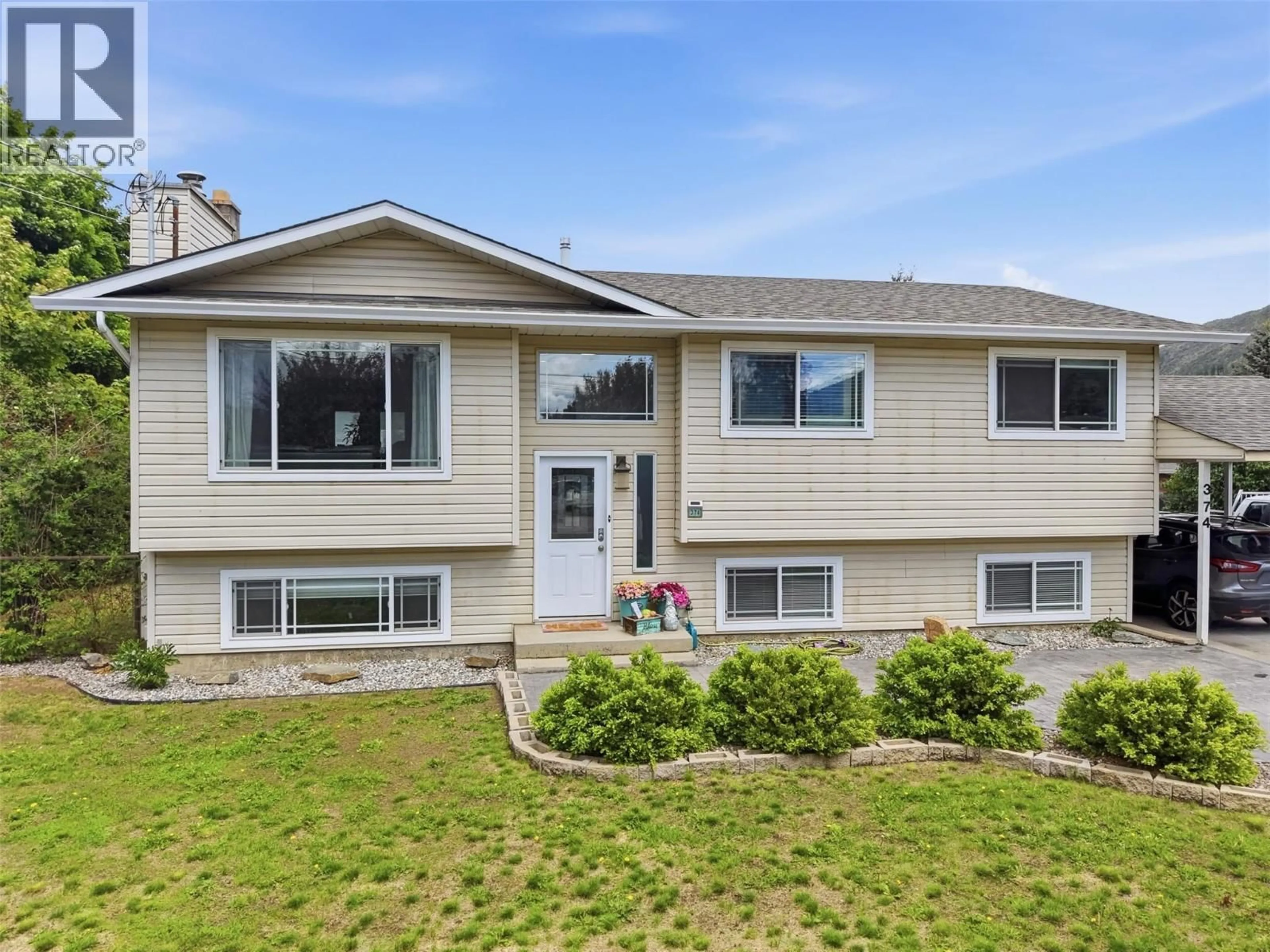 Home with vinyl exterior material, street for 374 CHILCO AVENUE, Kamloops British Columbia V2H1L9
