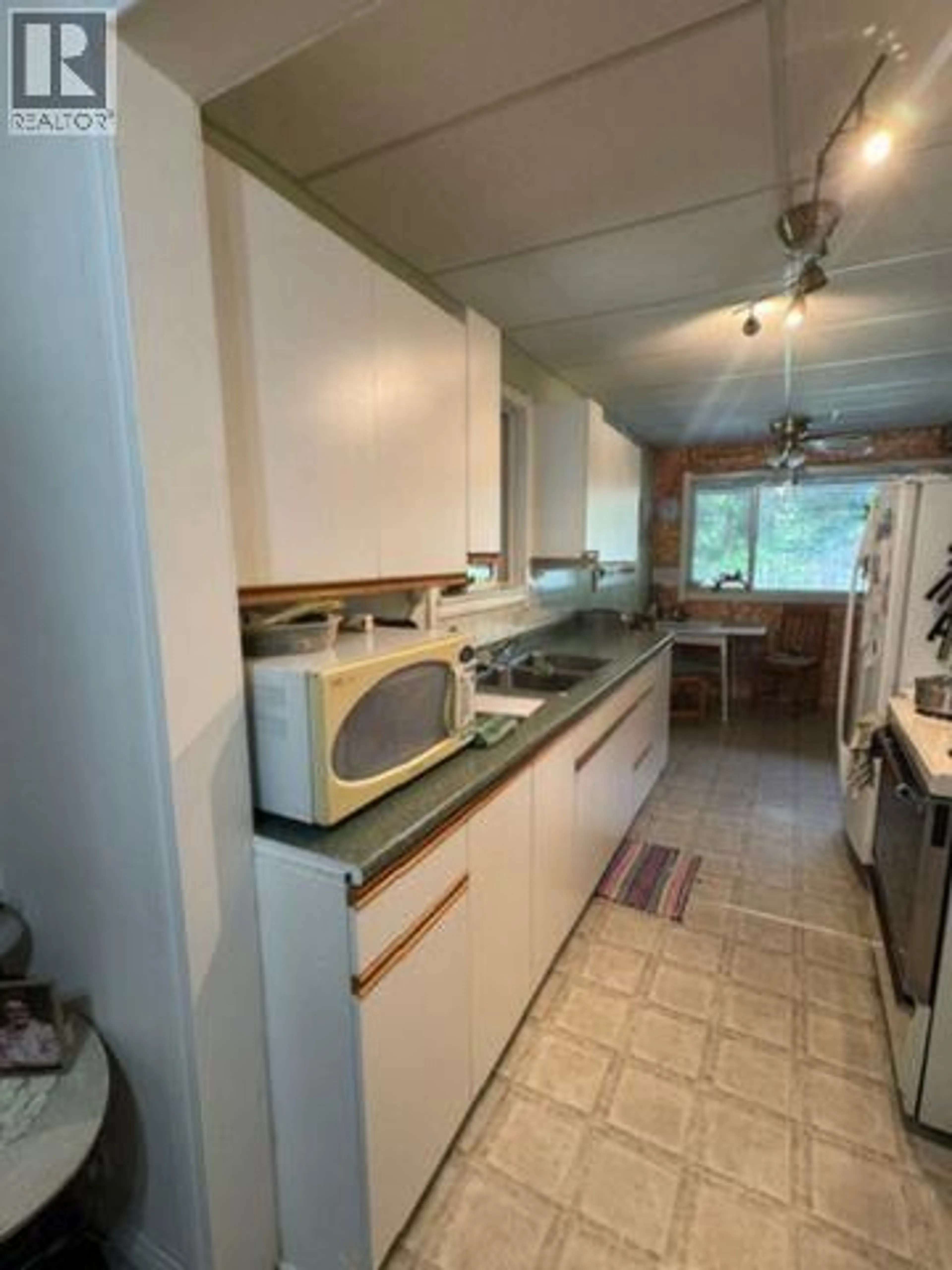 Standard kitchen, unknown for 8146 95 HIGHWAY, Kingsgate British Columbia V0B1V1