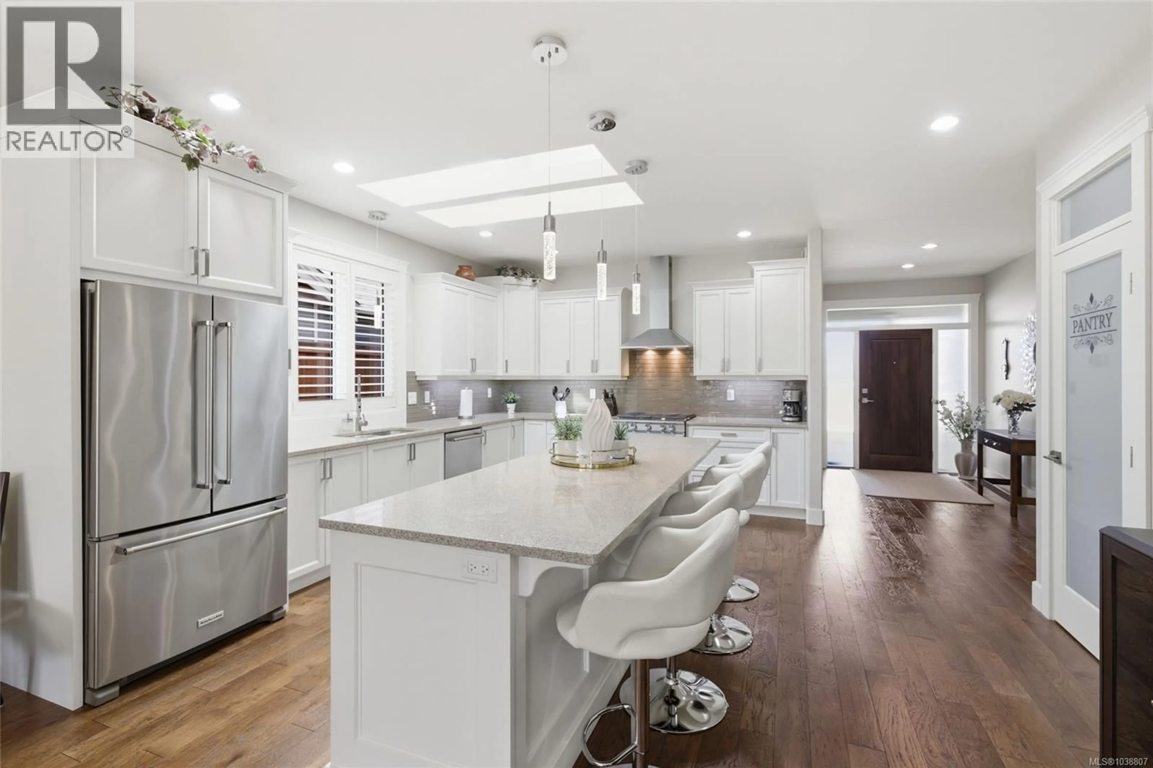Contemporary kitchen, unknown for 158 SKYLARK AVENUE, Parksville British Columbia V9P1M3