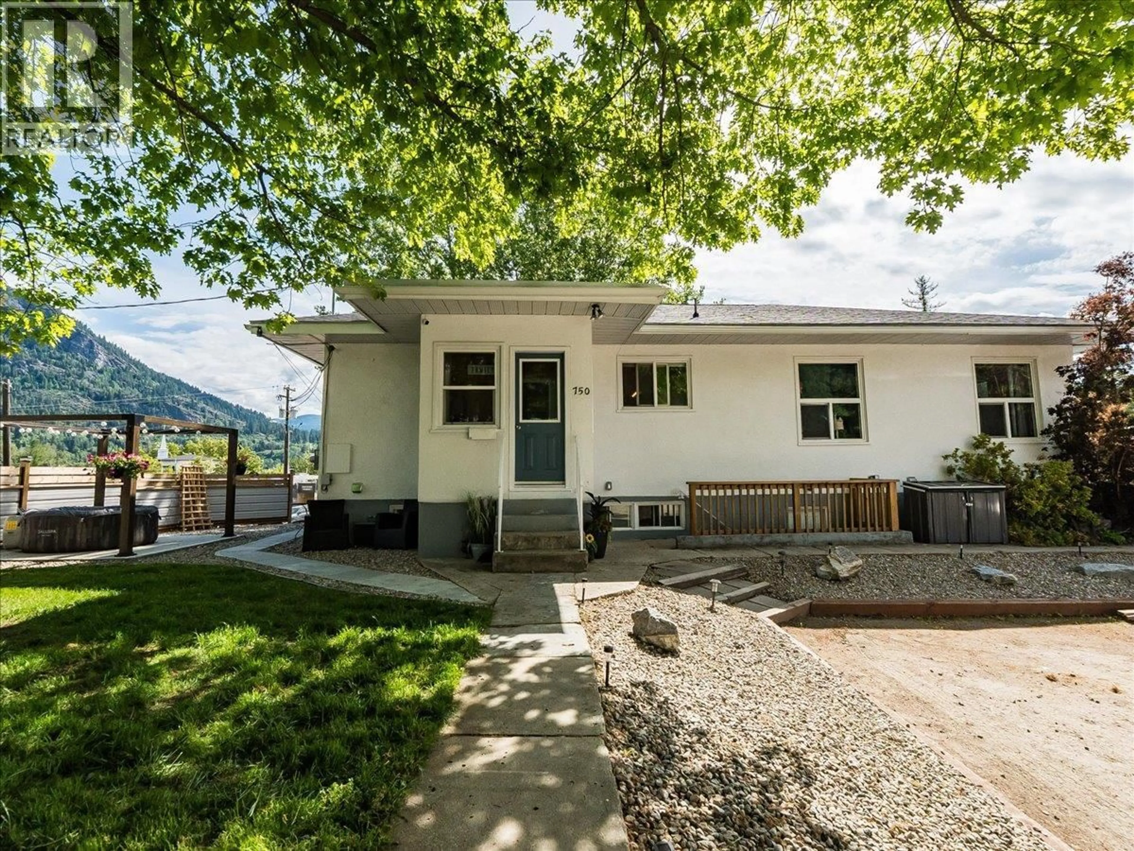 Home with vinyl exterior material, street for 750 7TH AVENUE, Castlegar British Columbia V1N1R7