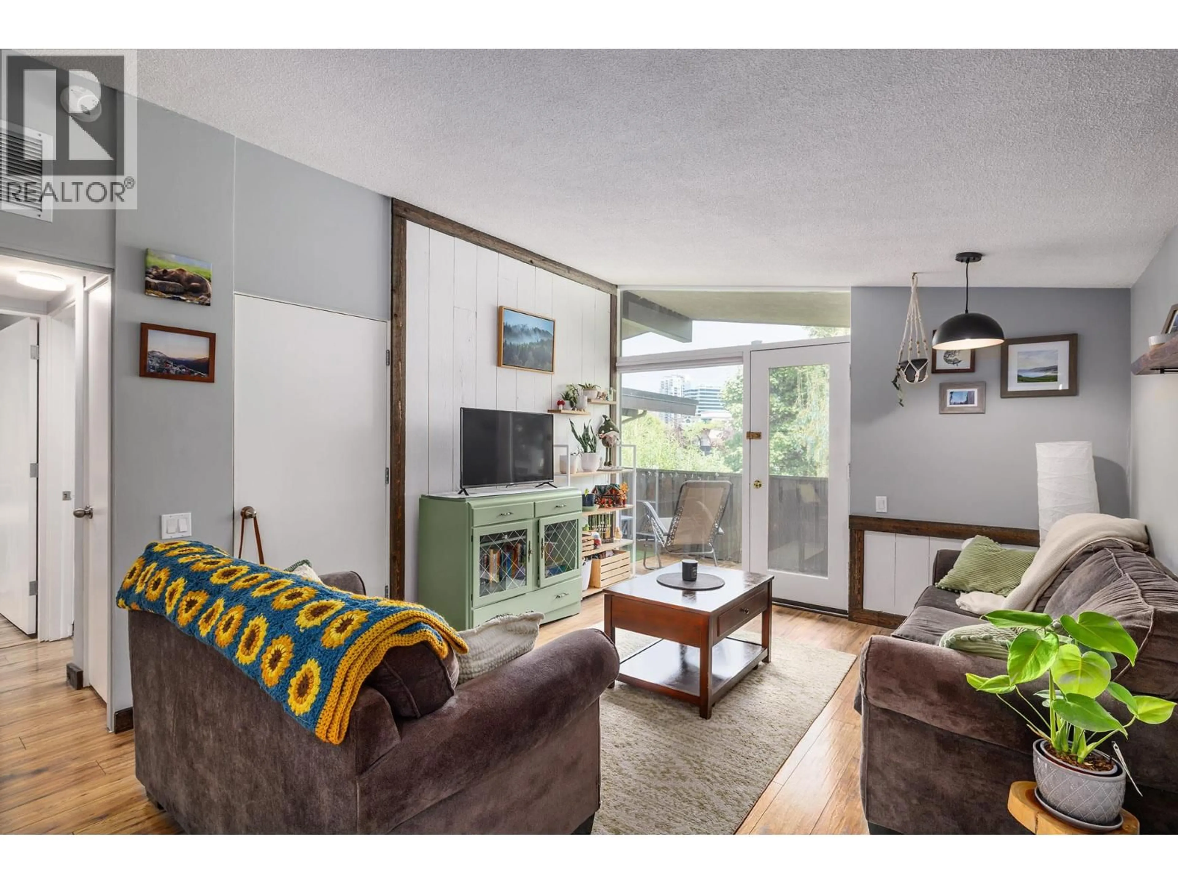 Living room with furniture, wood/laminate floor for 17 - 353 BOYCE CRESCENT, Kelowna British Columbia V1Y5Z7