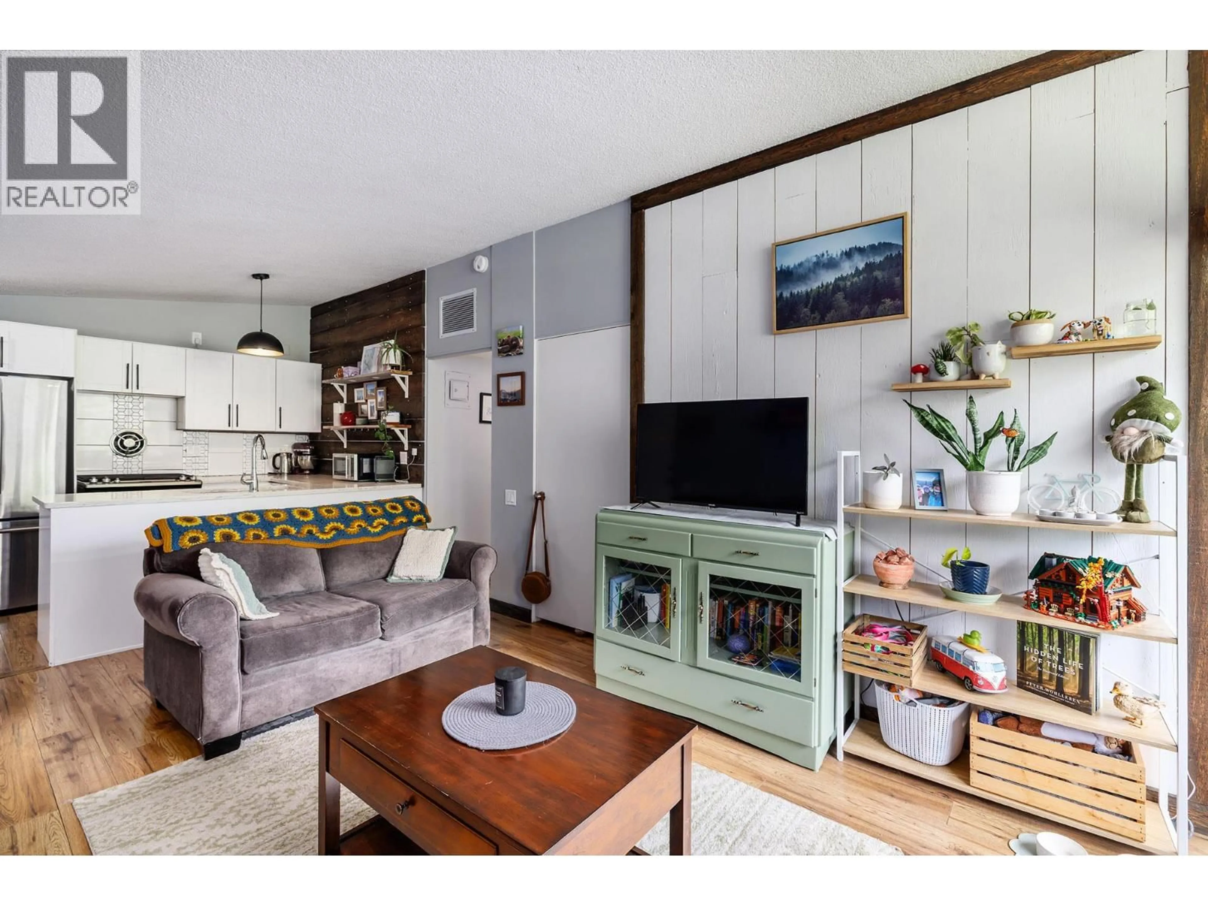 Living room with furniture, wood/laminate floor for 17 - 353 BOYCE CRESCENT, Kelowna British Columbia V1Y5Z7