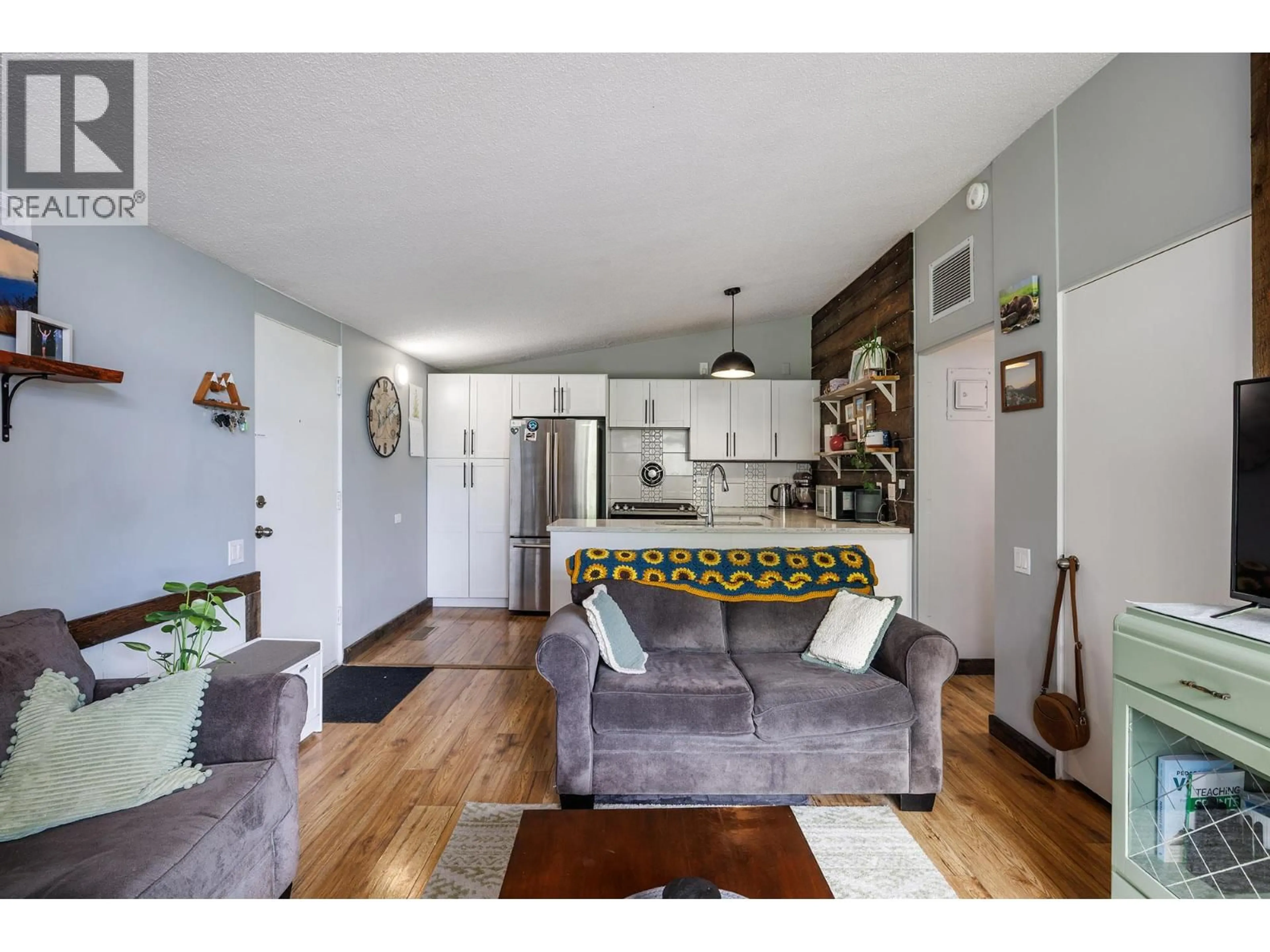 Living room with furniture, wood/laminate floor for 17 - 353 BOYCE CRESCENT, Kelowna British Columbia V1Y5Z7
