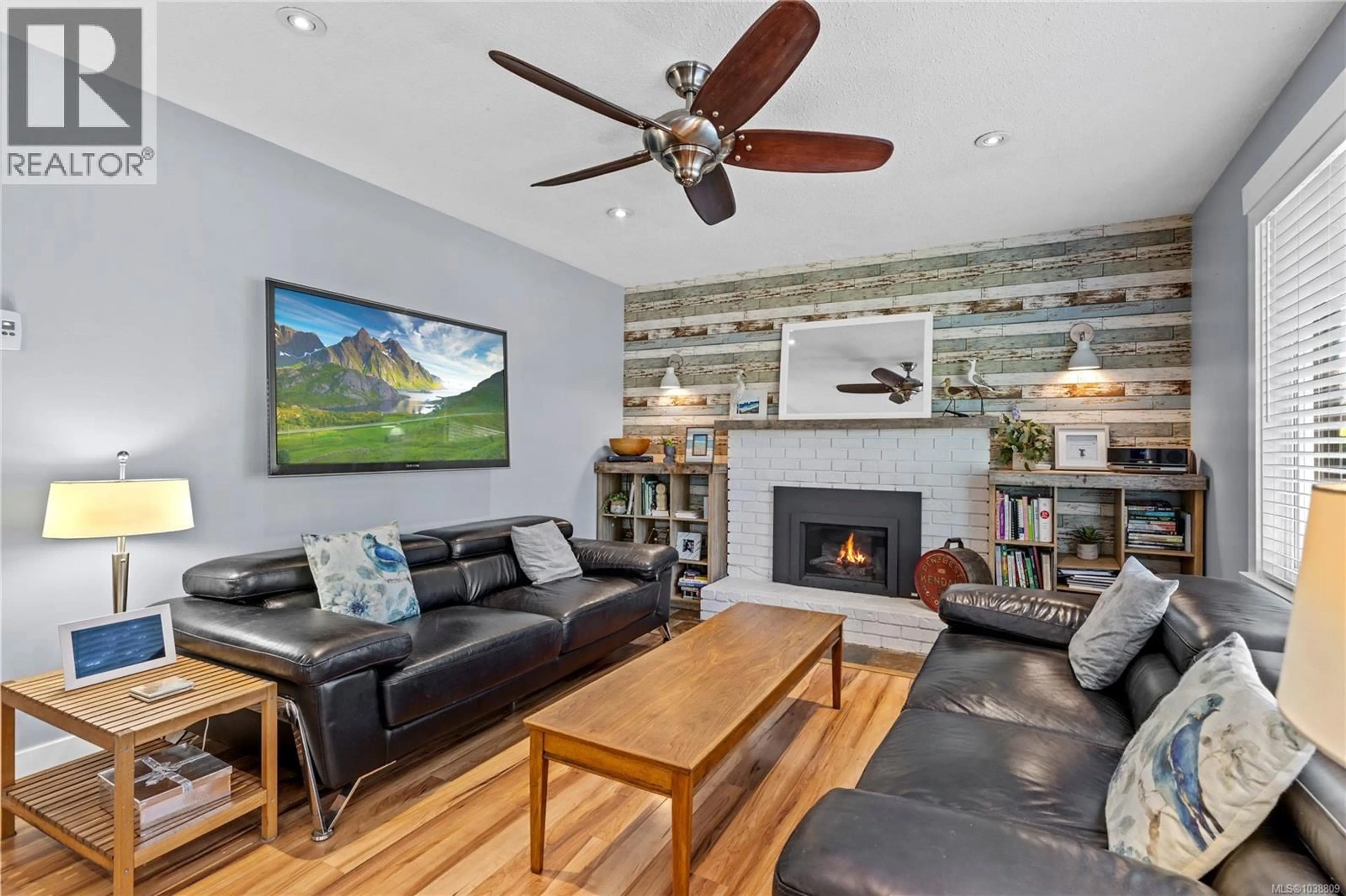 Living room with furniture, wood/laminate floor for 1527 DALMATIAN DRIVE, Parksville British Columbia V9P1Y8