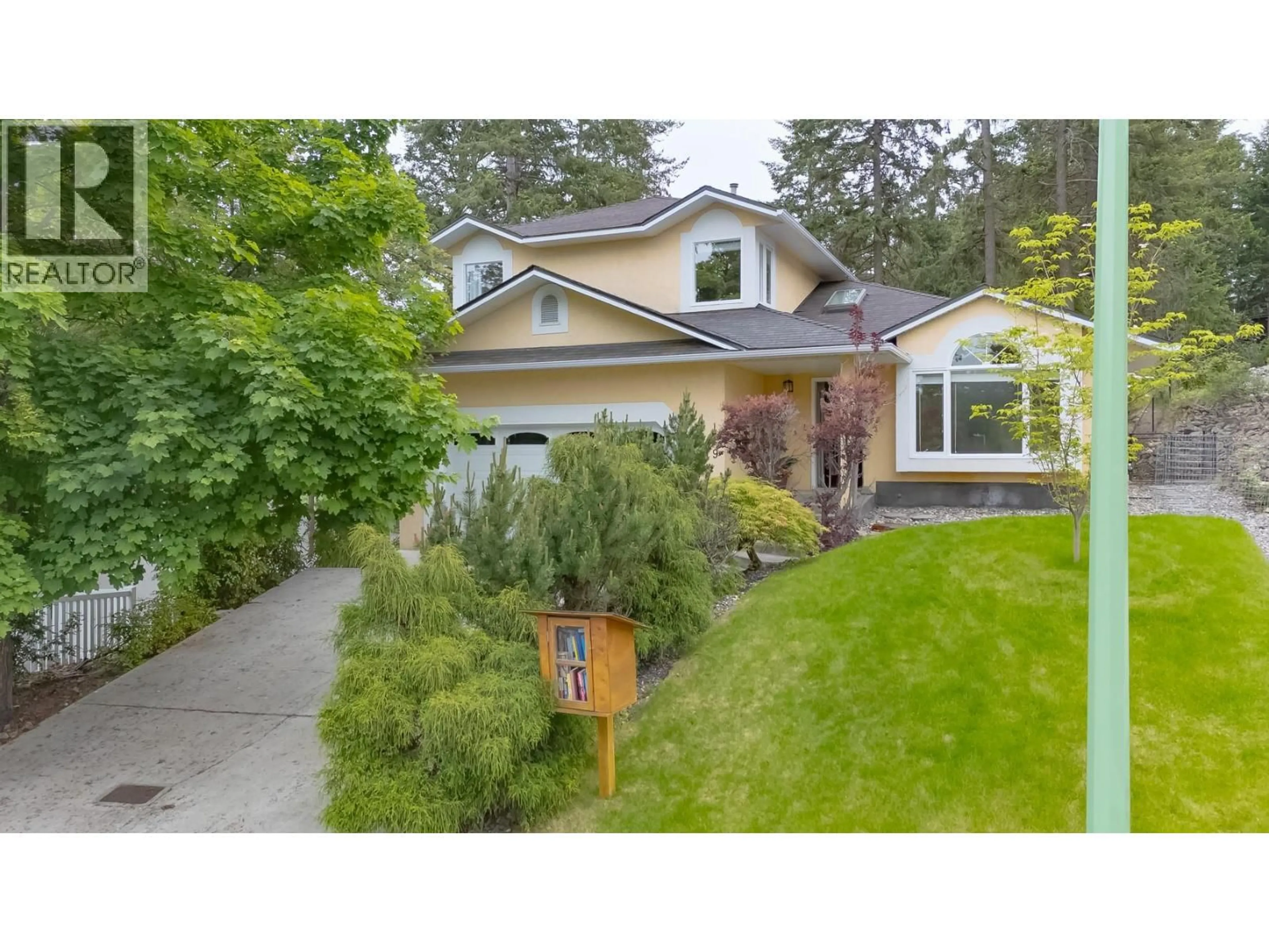 Home with vinyl exterior material, street for 219 MERLIN COURT, Kelowna British Columbia V1V1N2